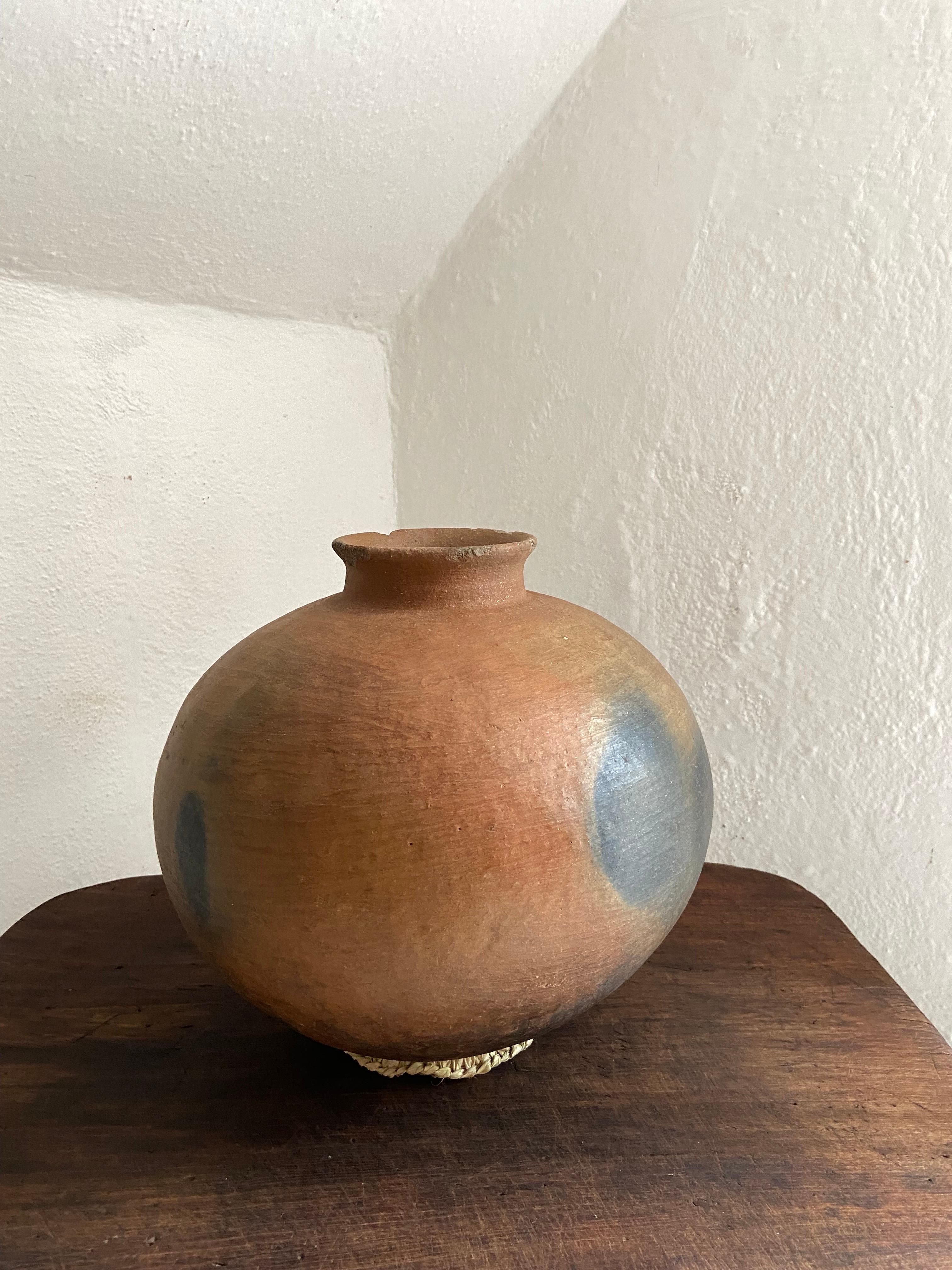 Terracotta Pot From The Mixteca Region Of Oaxaca, Mexico, Circa 1940's In Fair Condition In San Miguel de Allende, Guanajuato