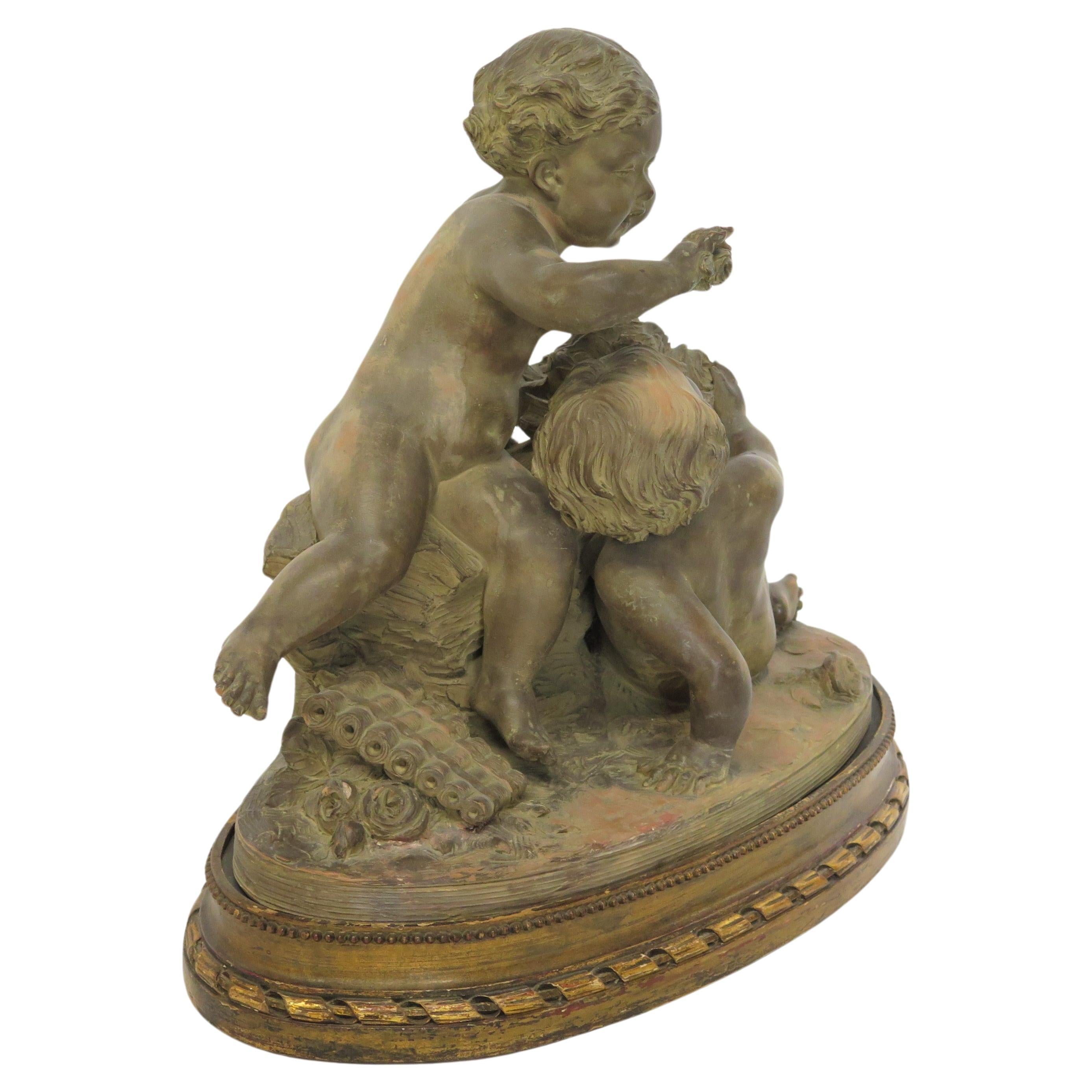 Estatua Putti de terracota que descansa sobre una base ovalada elevada y conforme Firmada " R. Rod "