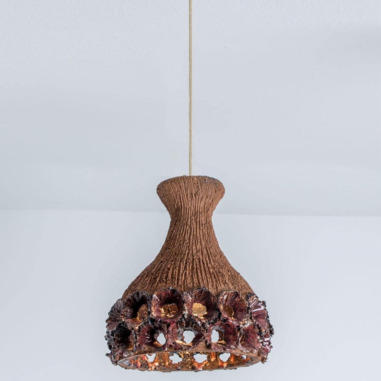 Ciondolo in ceramica rossa con fori, Danimarca, anni '60 in vendita 2