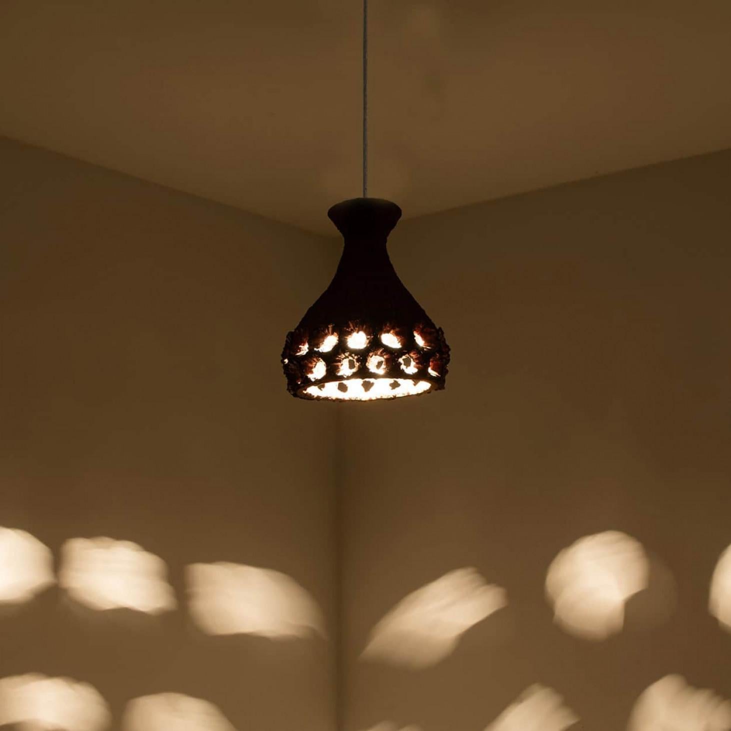 Danese Ciondolo in ceramica rossa con fori, Danimarca, anni '60 in vendita