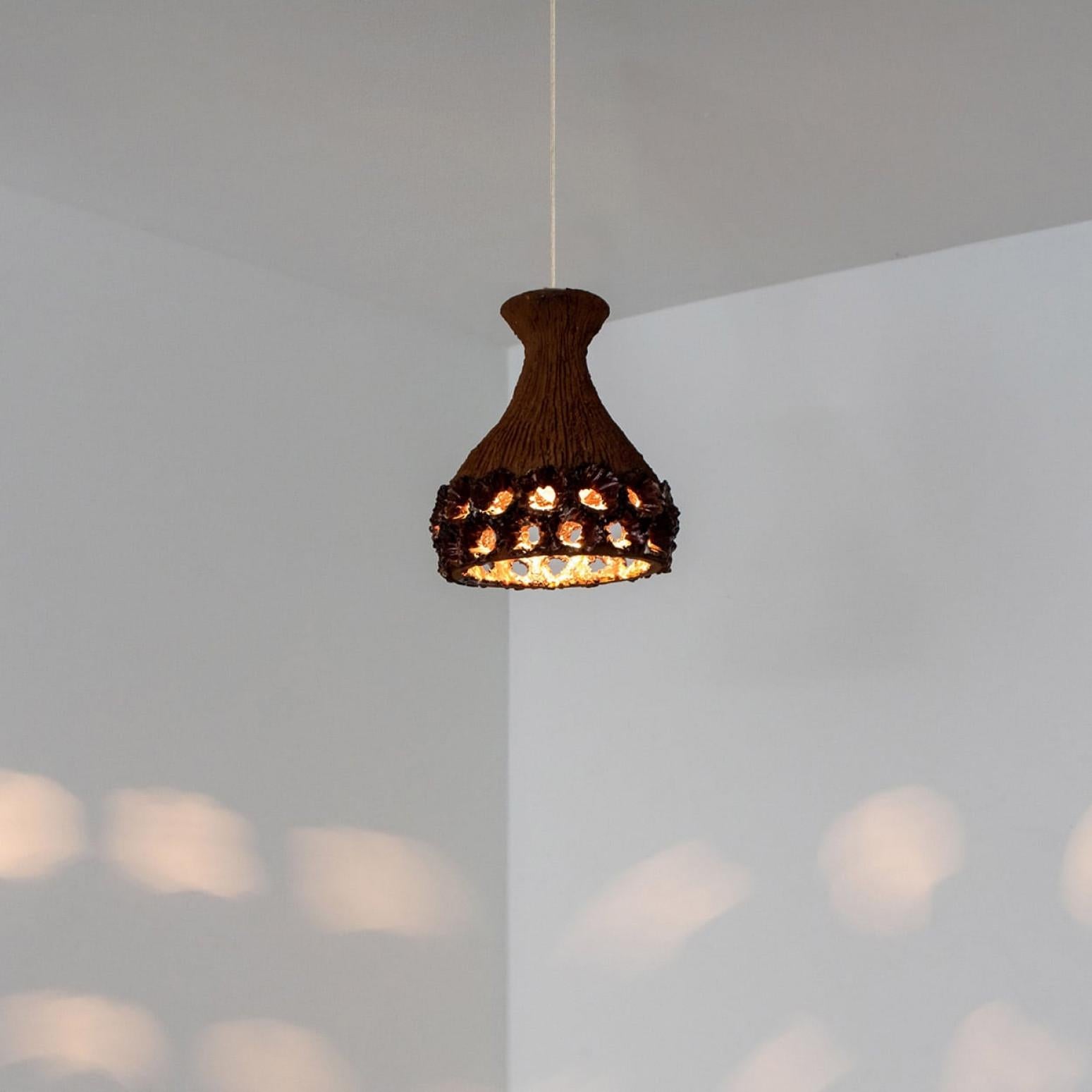 Ciondolo in ceramica rossa con fori, Danimarca, anni '60 In condizioni buone in vendita a Rijssen, NL