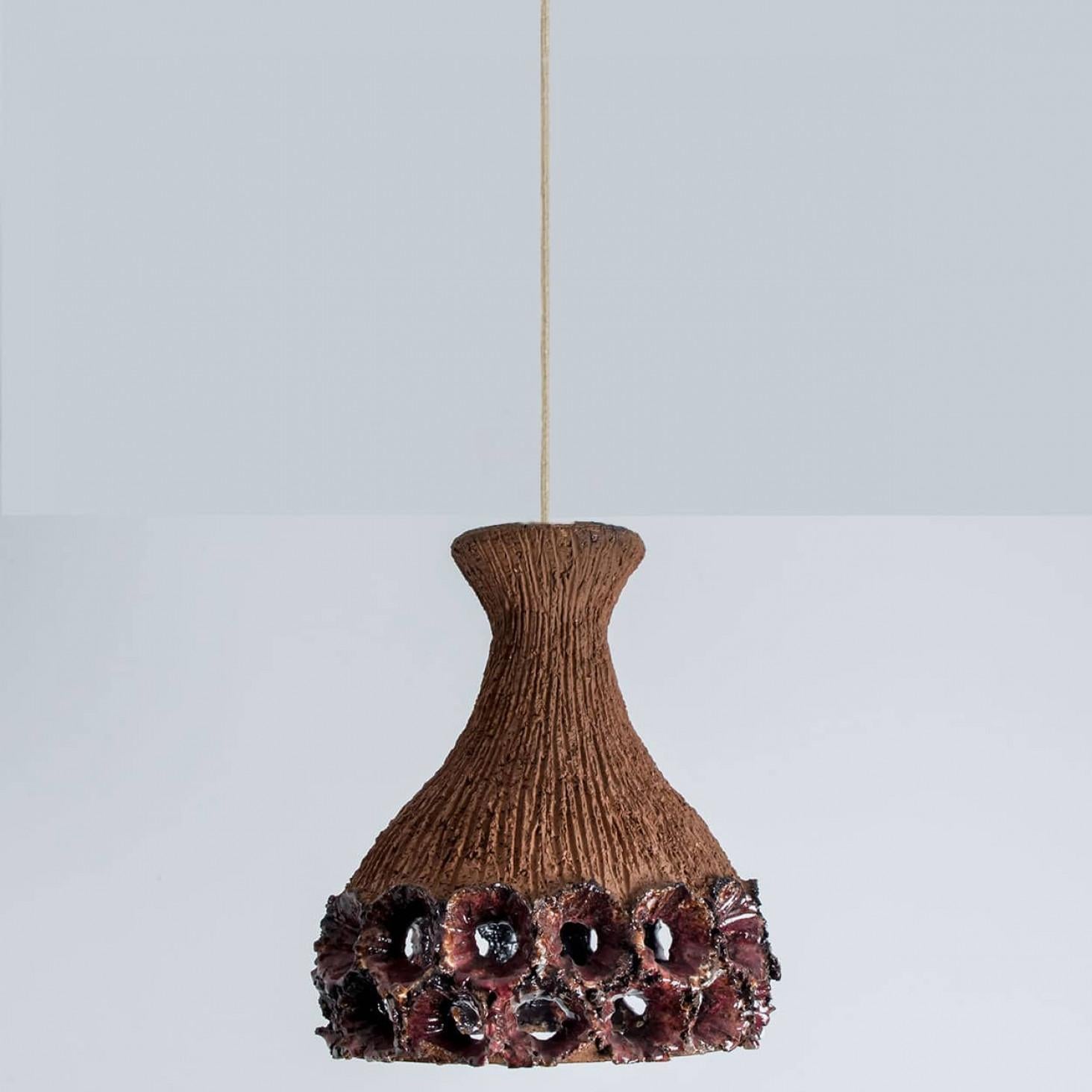 Ceramica Ciondolo in ceramica rossa con fori, Danimarca, anni '60 in vendita
