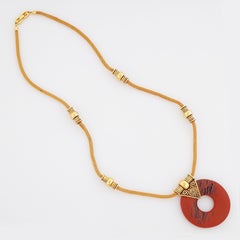 Collier pendentif en résine de terre cuite de Givenchy, années 1970