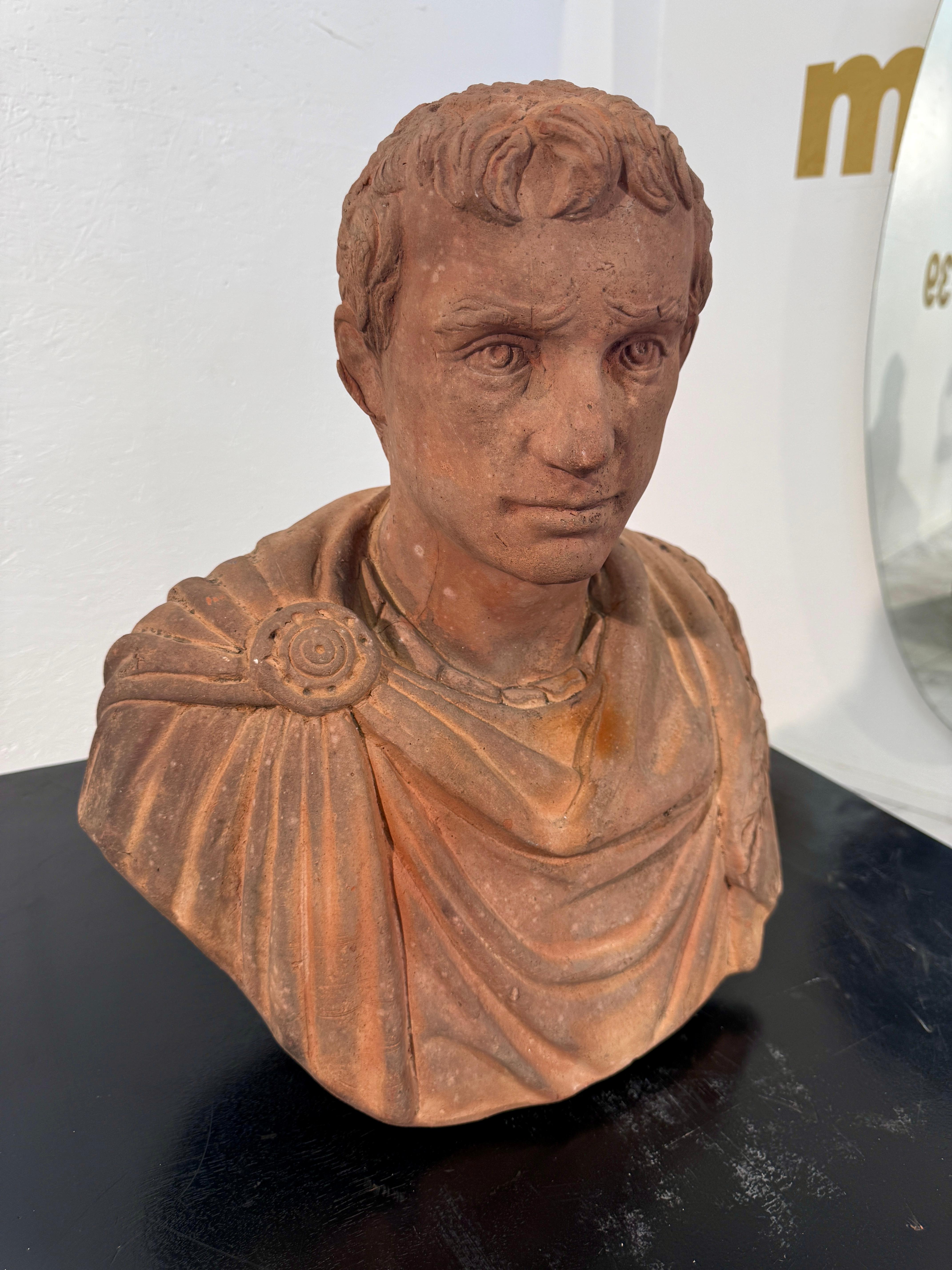 Escultura de terracota con busto de estilo romano Moderno en venta