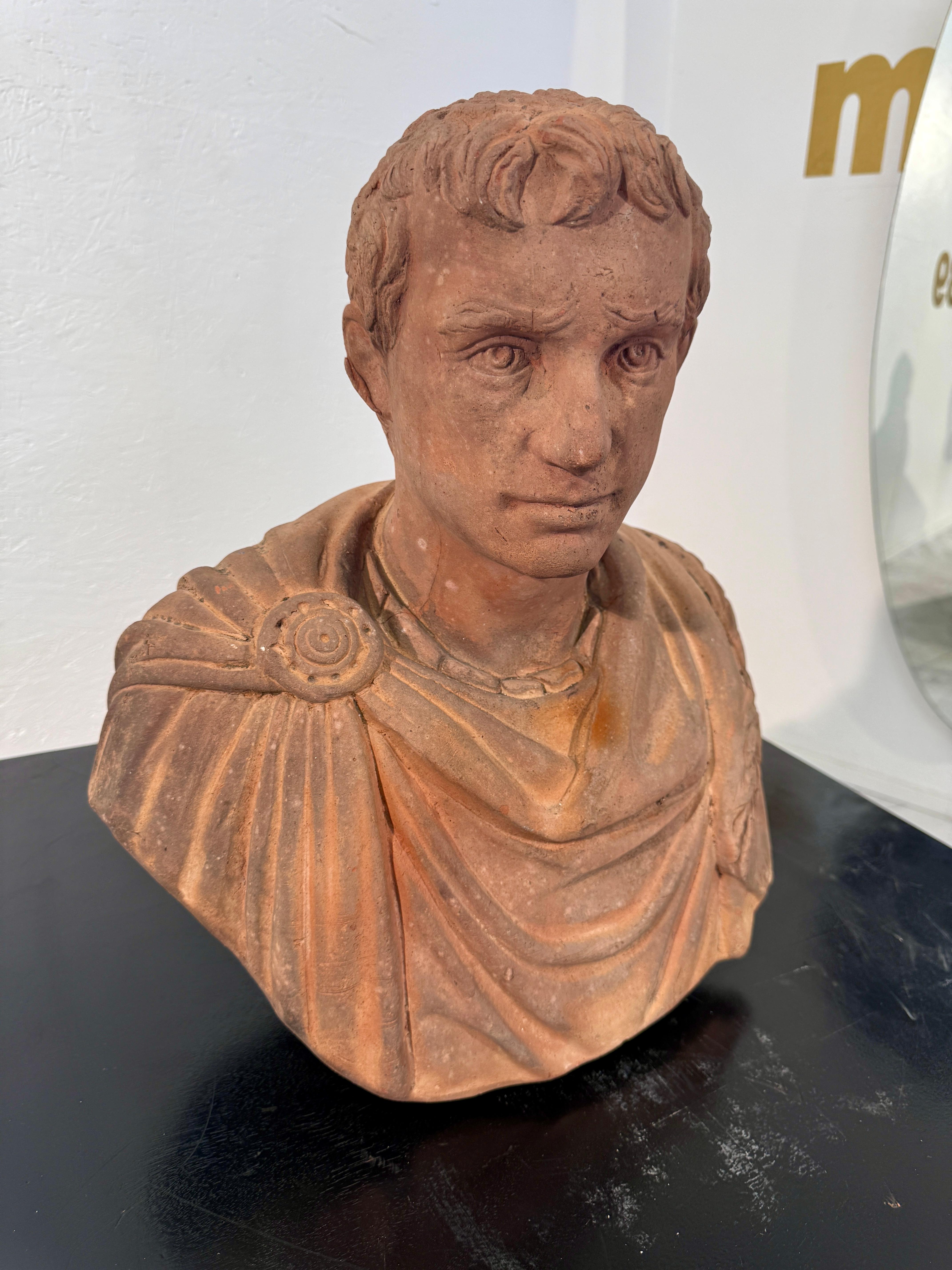 Escultura de terracota con busto de estilo romano Italiano en venta