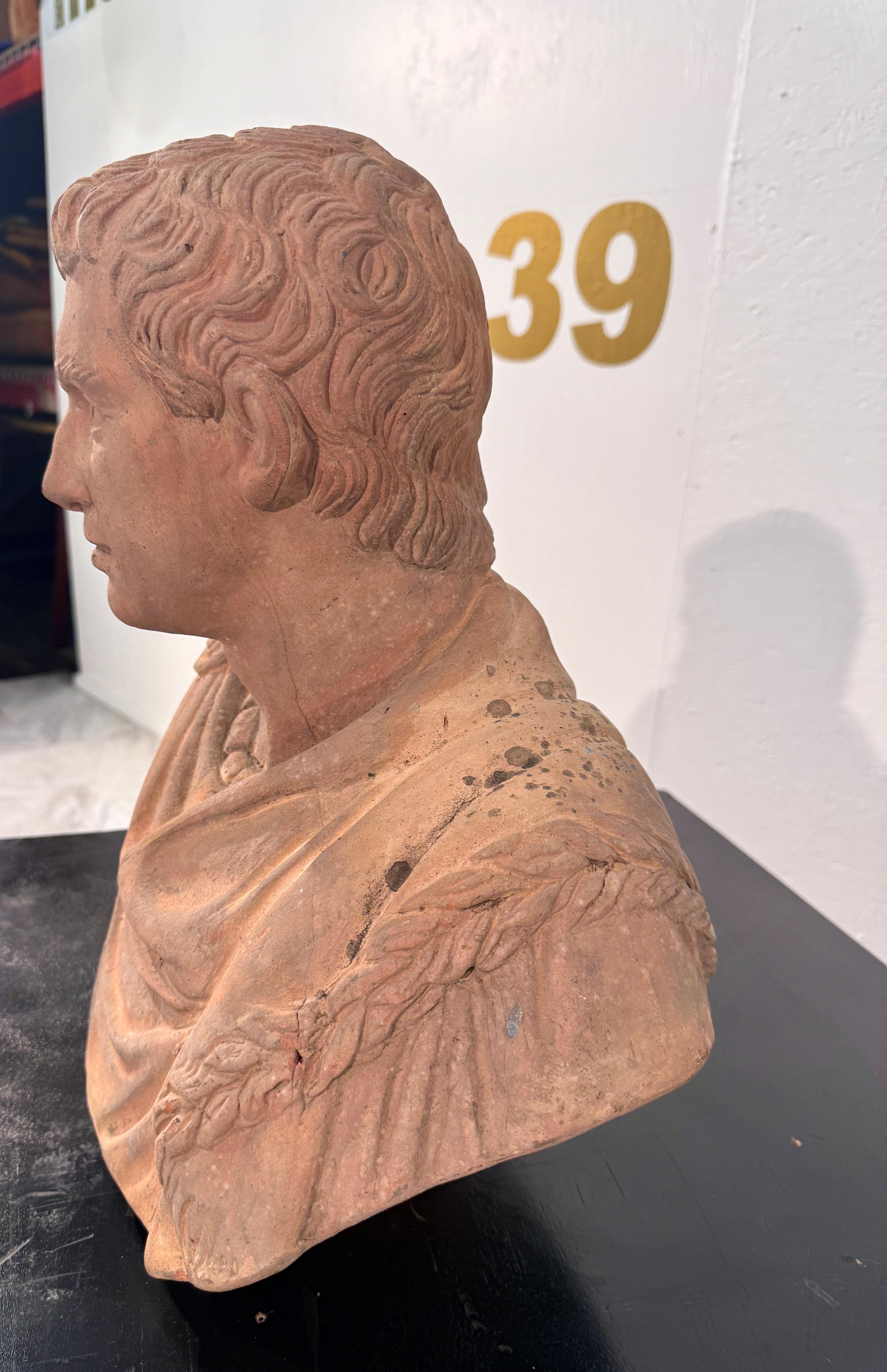 Escultura de terracota con busto de estilo romano siglo XVIII en venta