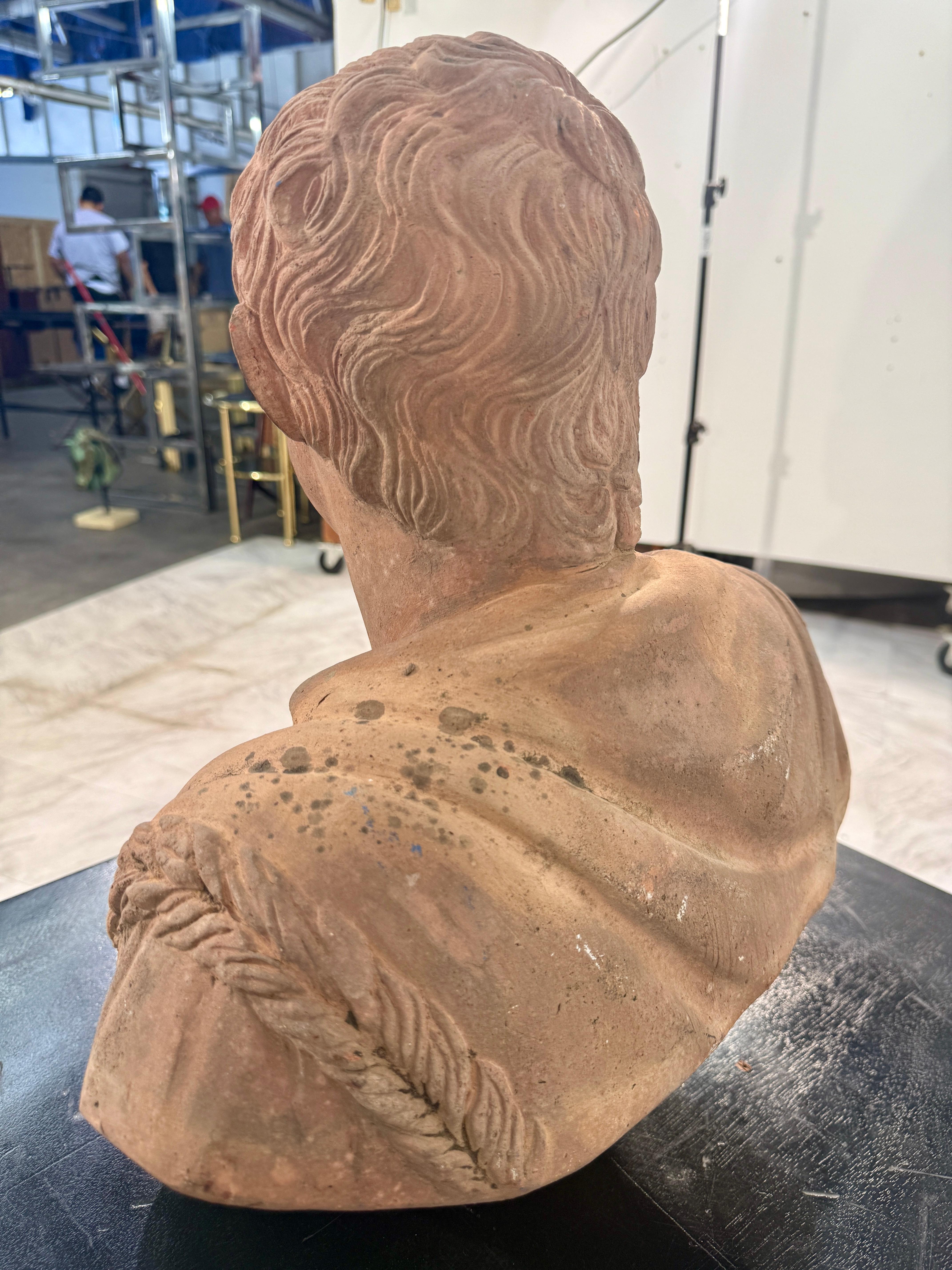 Escultura de terracota con busto de estilo romano Terracota en venta