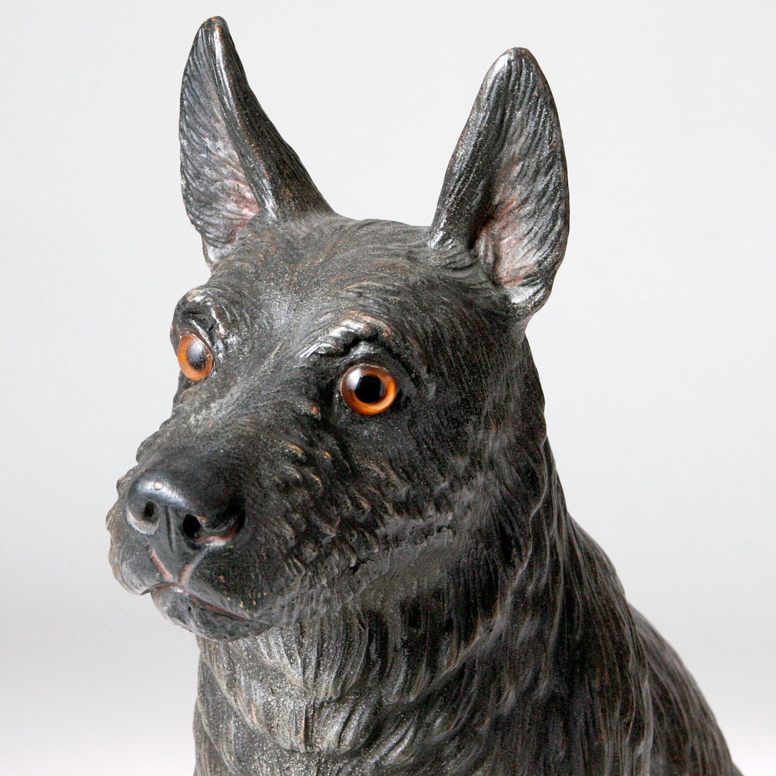 Insolito cane Scottie o misto terrier in terracotta inglese del XIX secolo in posizione seduta. Affascinante copia di un cane particolare con un'espressione e un comportamento dolci.