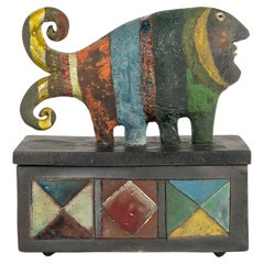 Sculpture en terre cuite de R.Capron formant une boîte, 20e siècle.
