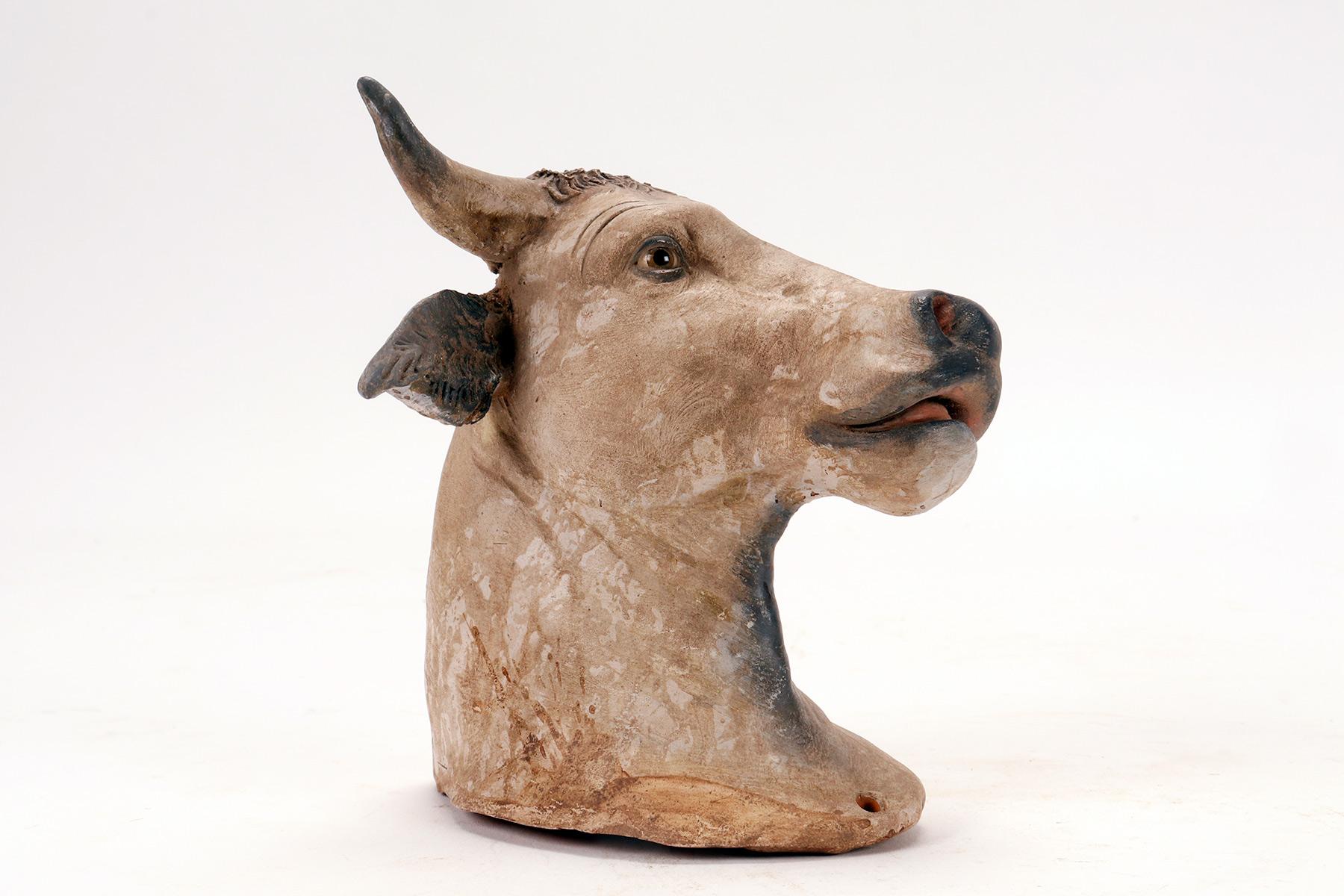 Terracotta sculpture depicting a ox, Italy, second half of the 19th century. In Good Condition For Sale In Milan, IT