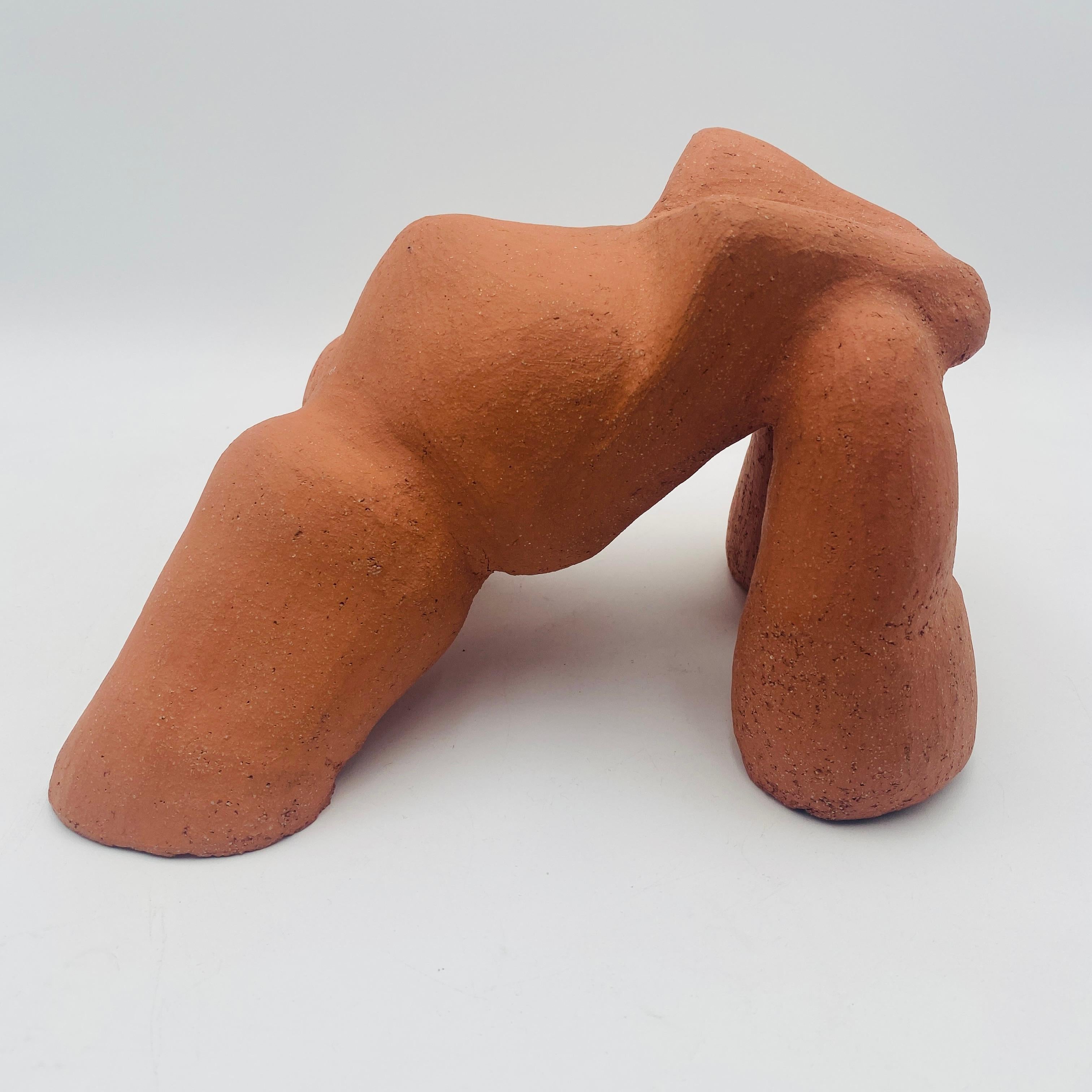 Figürliche Terrakotta-Skulptur einer Frau im Vintage-Stil. Dieses Kunstwerk wurde in Handarbeit mit der Spulentöpfertechnik hergestellt. 