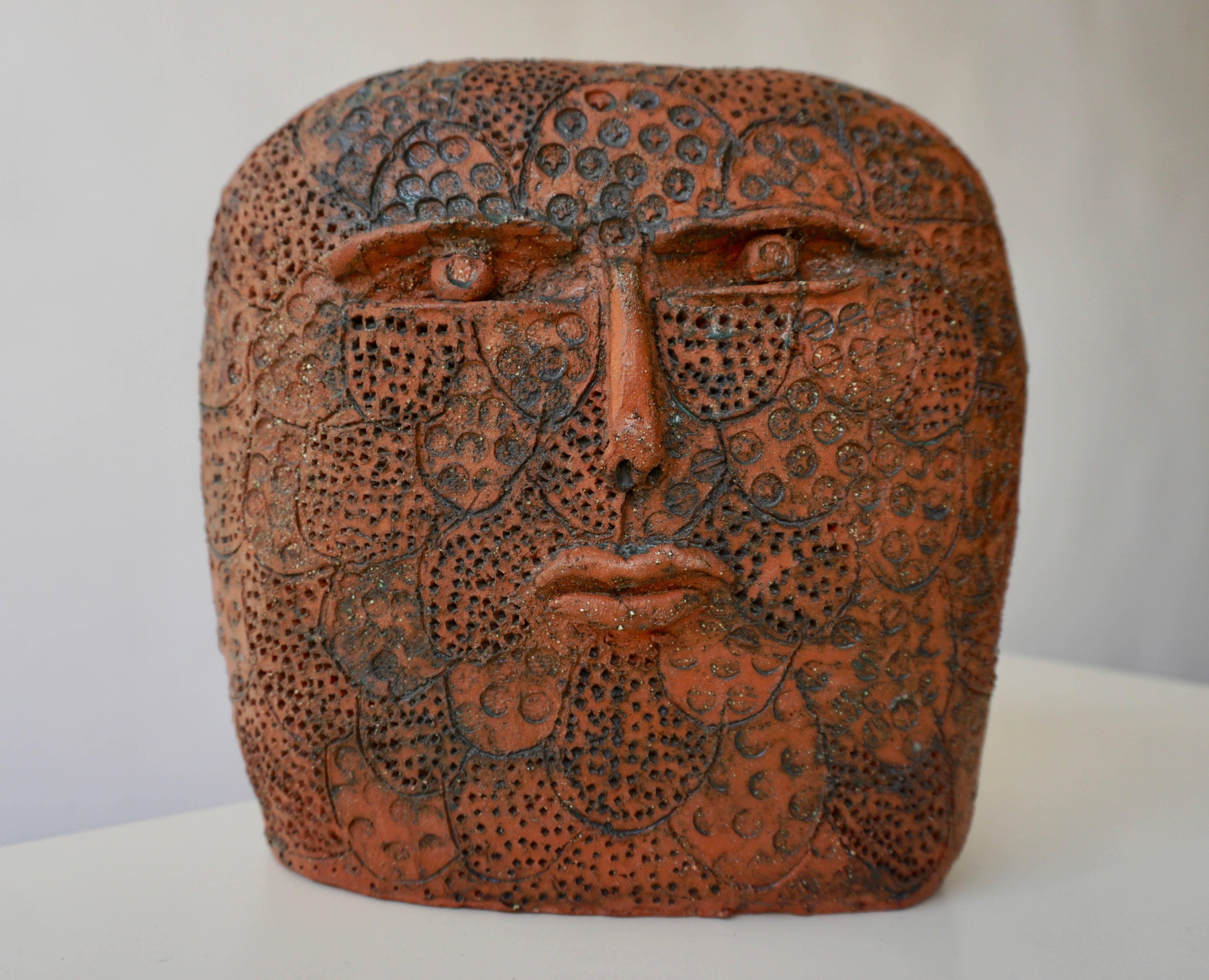 Terracotta sculpture signed.
Measures: Height 24 cm.
Width 23 cm.
Depth 12 cm.