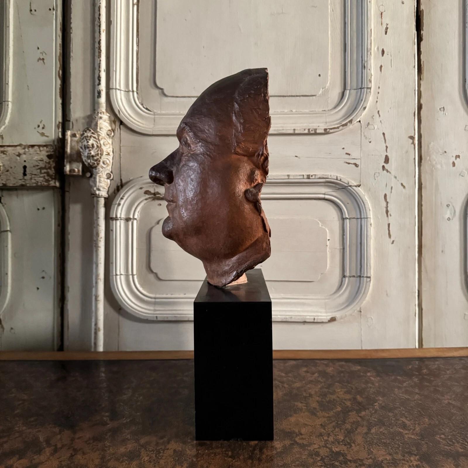 Terrakotta-Skulptur - Männliche Maske auf schwarzem Marmorsockel von Charles Filleul - 20. (Französisch) im Angebot