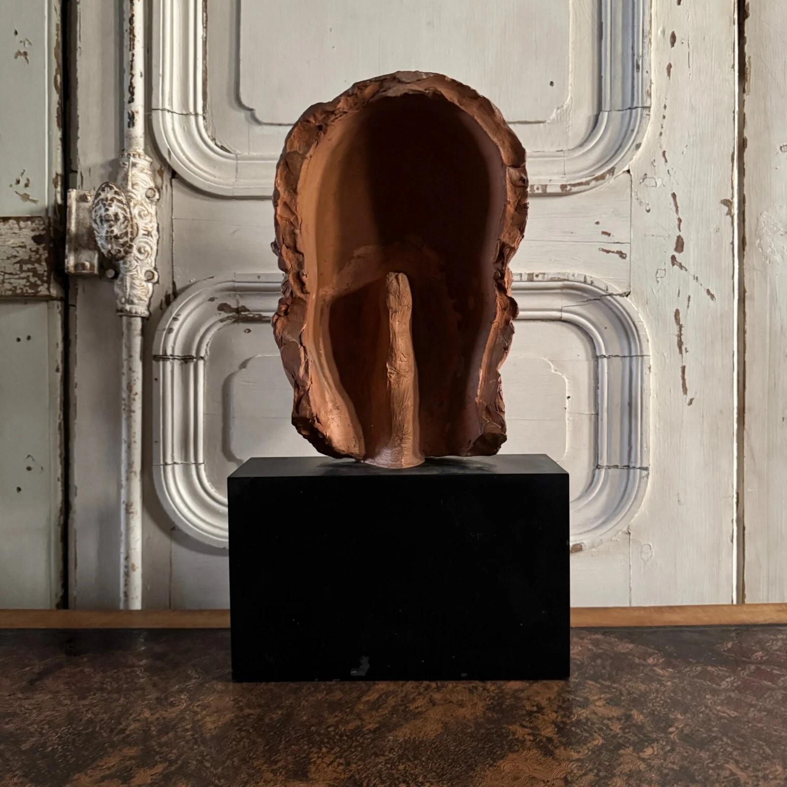 Terrakotta-Skulptur - Männliche Maske auf schwarzem Marmorsockel von Charles Filleul - 20. (Handgeschnitzt) im Angebot