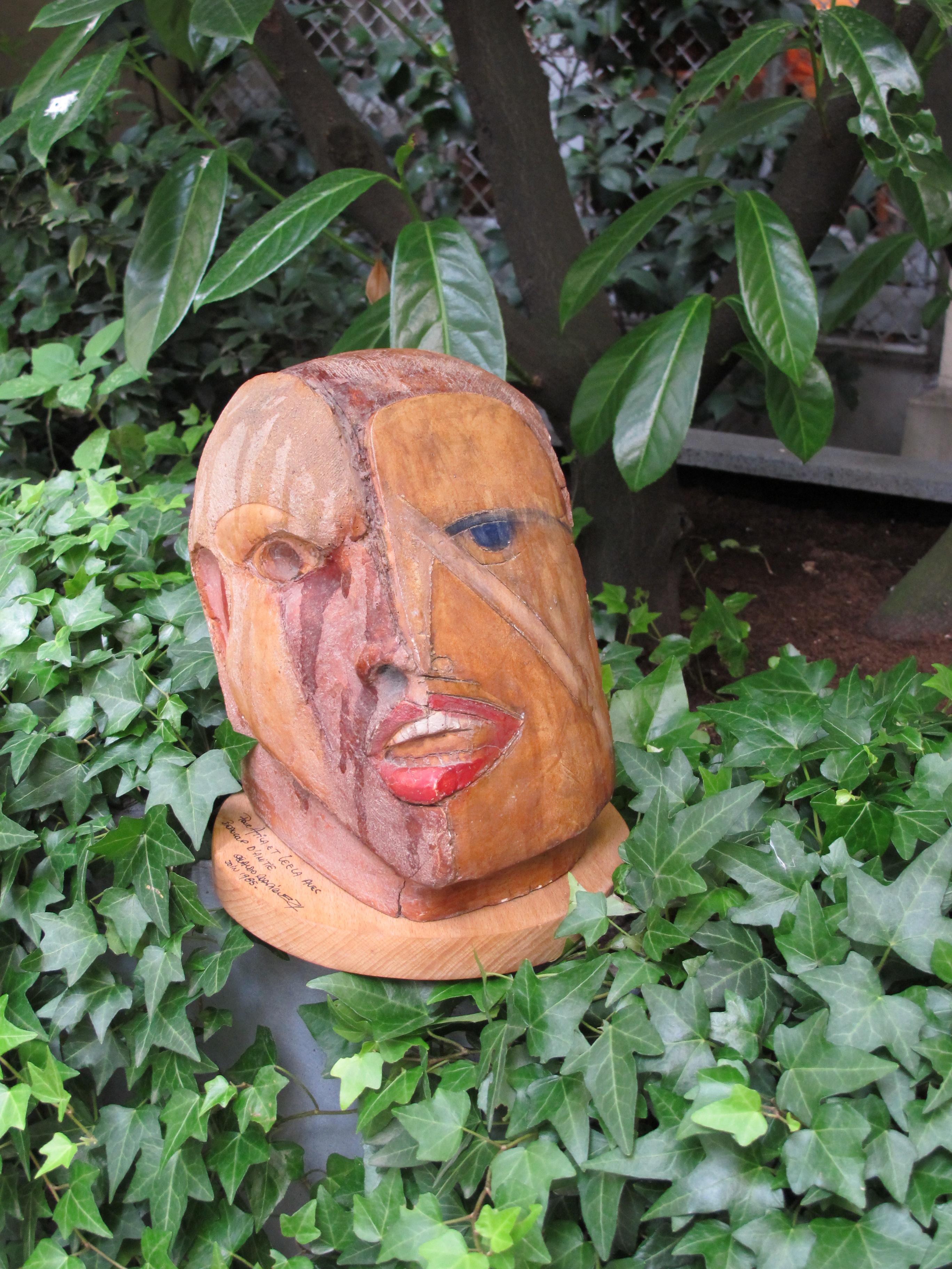 Prueba de terracota policromada, firmada en el interior y fechada en 1985.
Colocada sobre una base con una dedicatoria de mano del artista: 