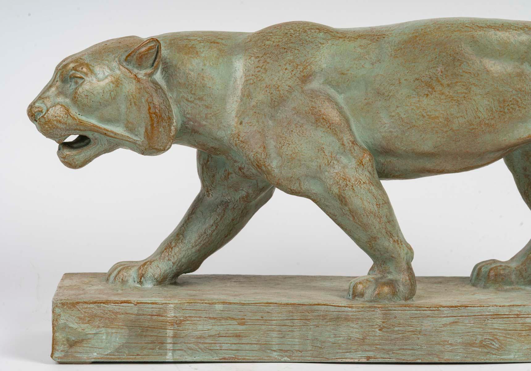 Sculpture en terre cuite représentant une lionne, signée Henri Bargas, 20e siècle.

Sculpture en terre cuite du début du XXe siècle représentant une lionne, période Art déco, 1930, signée Henri Bargas.
H : 27cm, L : 61cm, P : 14cm