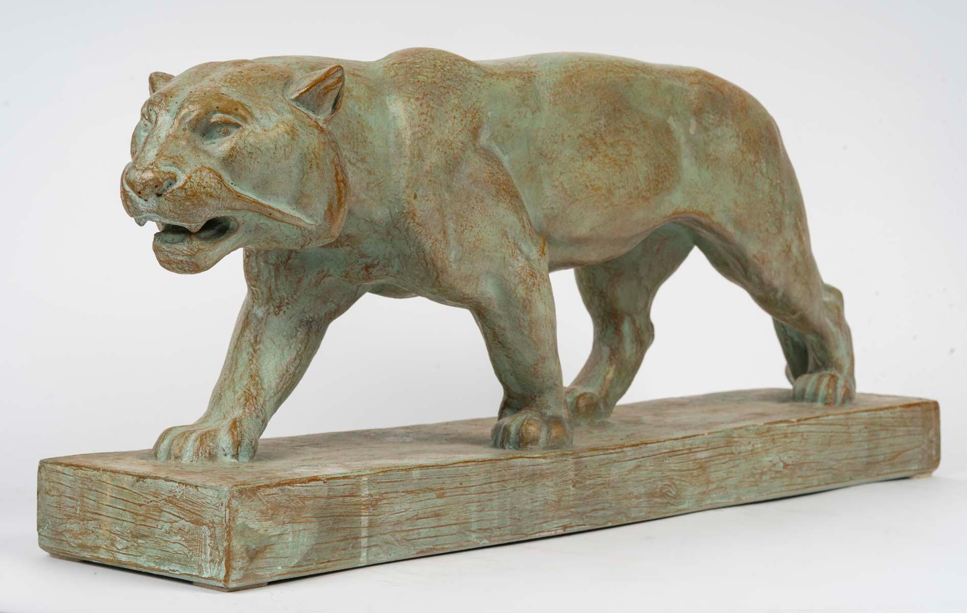 Art déco Sculpture d'une lionne en terre cuite, signée Henri Bargas, 20e siècle. en vente
