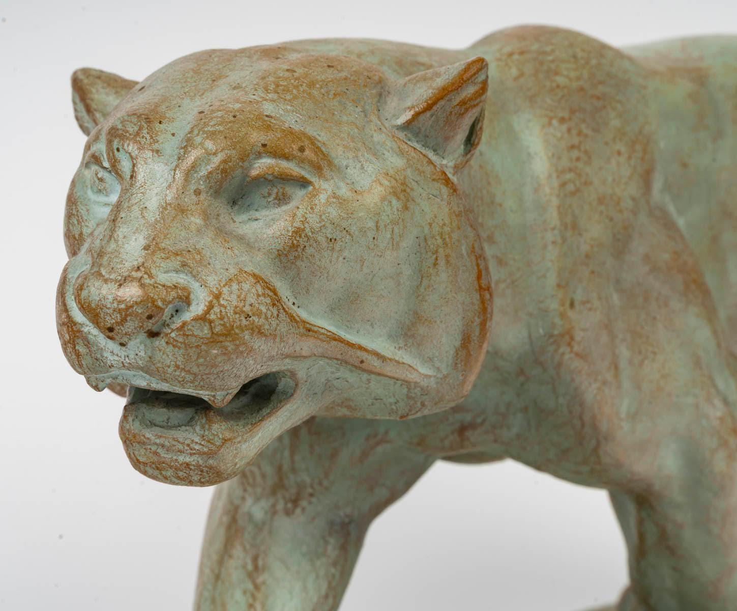 Français Sculpture d'une lionne en terre cuite, signée Henri Bargas, 20e siècle. en vente
