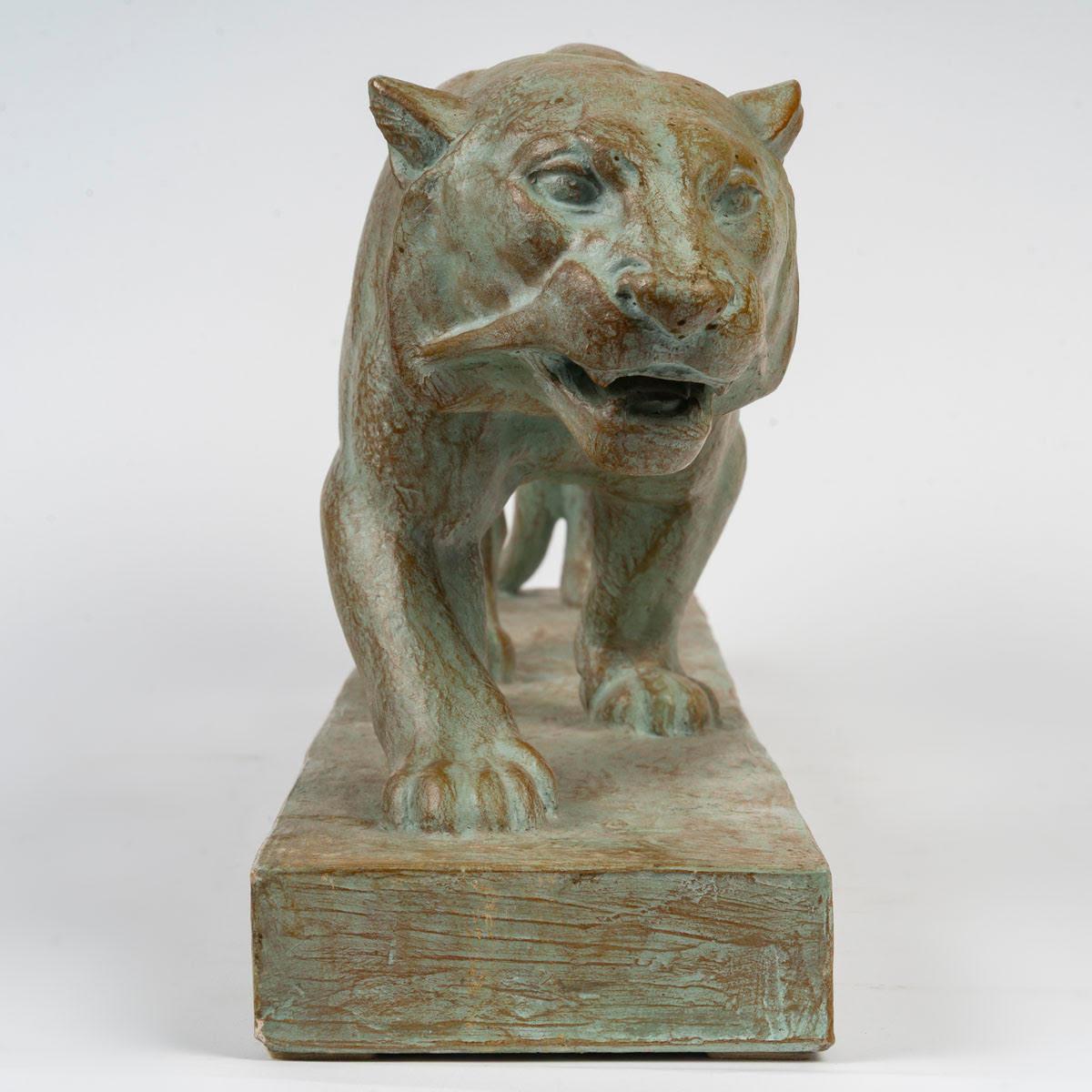 Sculpture d'une lionne en terre cuite, signée Henri Bargas, 20e siècle. Bon état - En vente à Saint-Ouen, FR