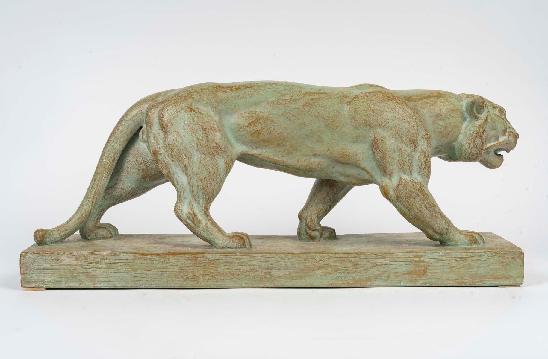 Terre cuite Sculpture d'une lionne en terre cuite, signée Henri Bargas, 20e siècle. en vente
