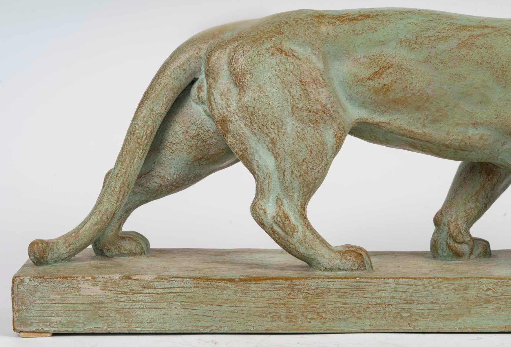 Sculpture d'une lionne en terre cuite, signée Henri Bargas, 20e siècle. en vente 1
