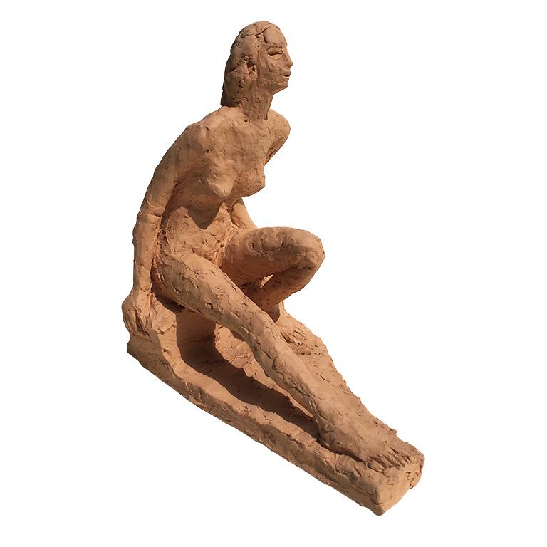 Keramische Skulptur einer sitzenden weiblichen Figur. Unglasierte Terrakotta mit schöner Textur. Signiert T.A.W. und vermutlich aus der Mitte des 20. Jahrhunderts. Maße: 8,5