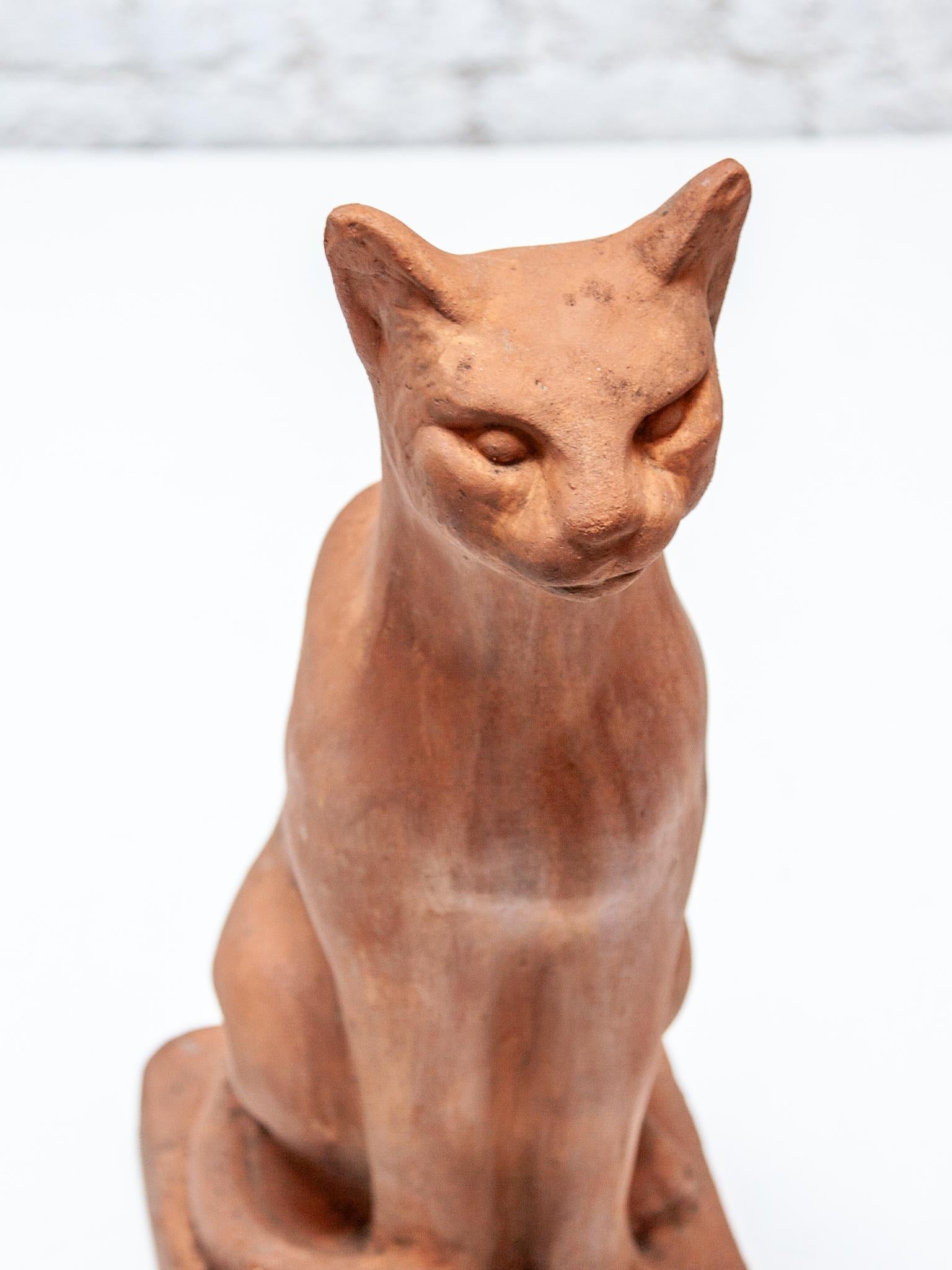Terrakotta-Skulptur einer sitzenden Katze im Angebot 3