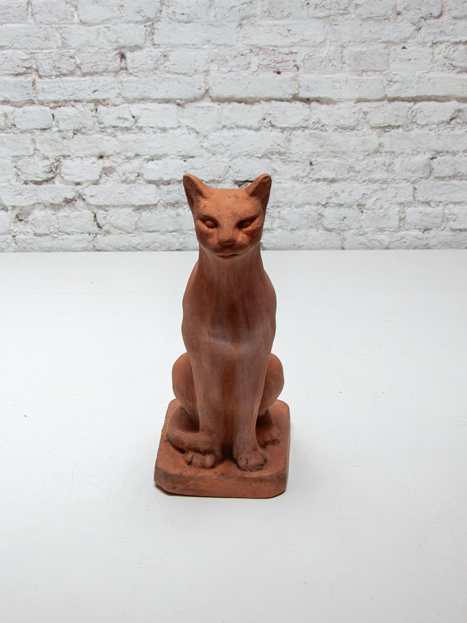 Die Katze ist aus Terrakotta gegossen und hat einen lebensechten Ausdruck. Eine schöne Statue für drinnen und draußen.
Höhe.52 cm. in sehr gutem Originalzustand.
