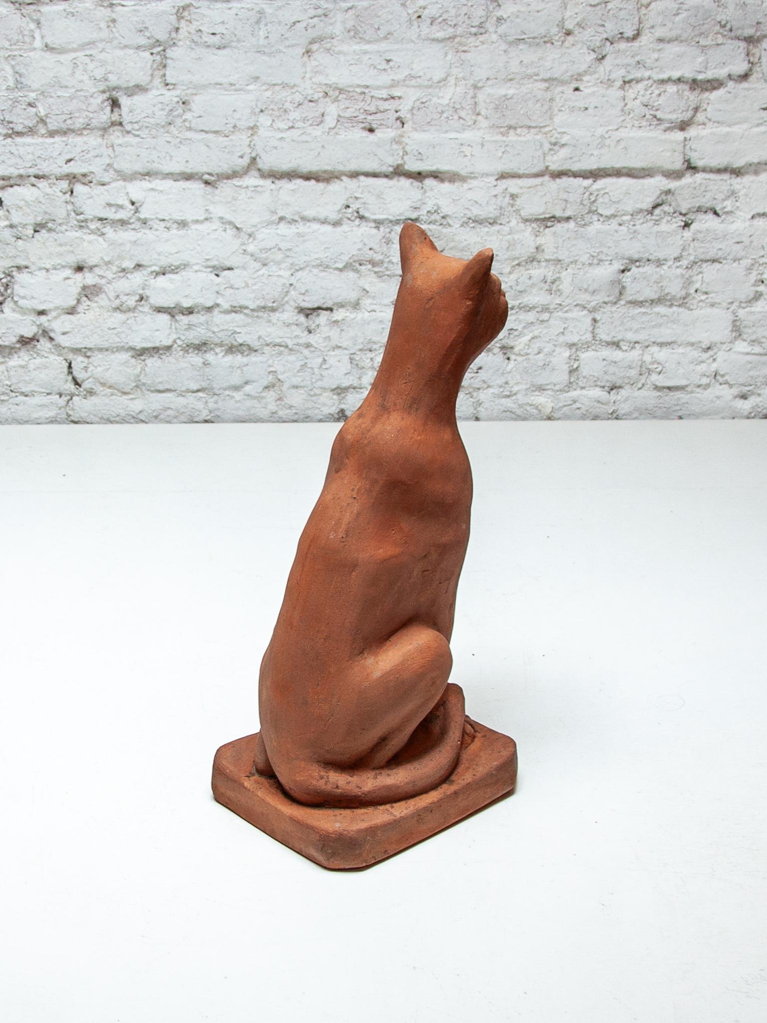 Terrakotta-Skulptur einer sitzenden Katze (Keramik) im Angebot