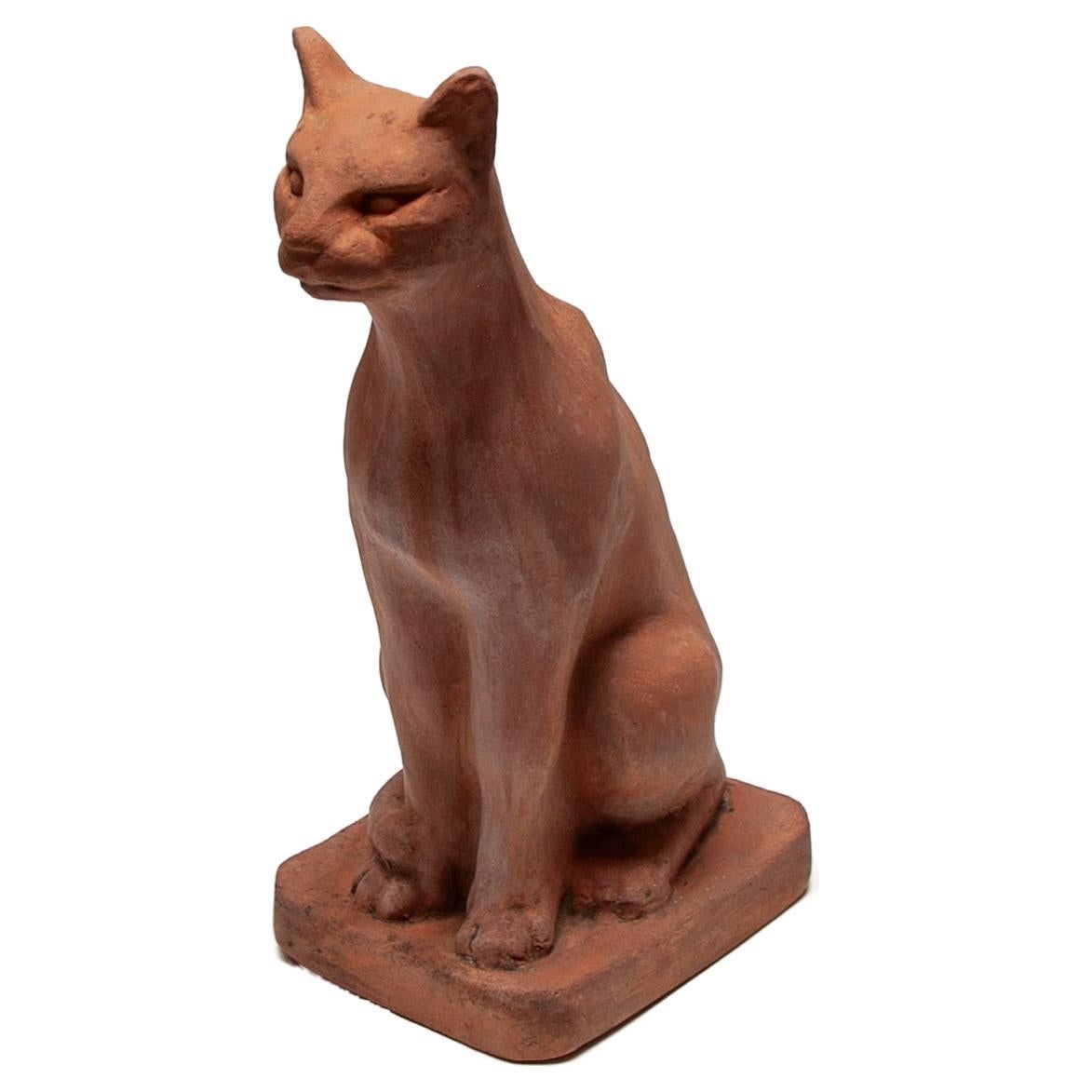 Terrakotta-Skulptur einer sitzenden Katze im Angebot