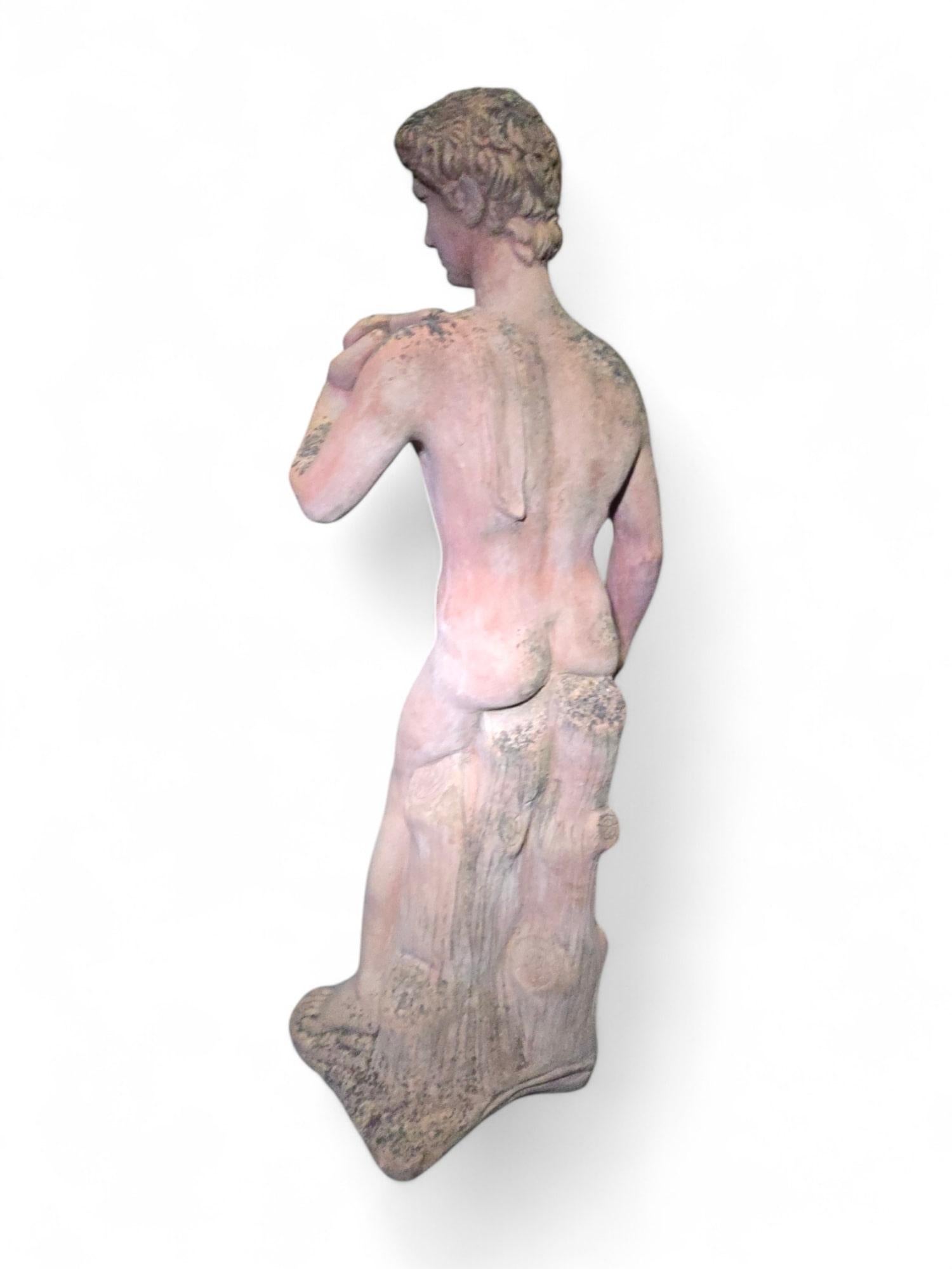 Une élégante sculpture toscane en terre cuite du David de Michelangelo, réalisée dans les années 1950. Cette représentation finement détaillée rend hommage à l'un des chefs-d'œuvre les plus emblématiques de l'histoire de l'art. La statue reproduit
