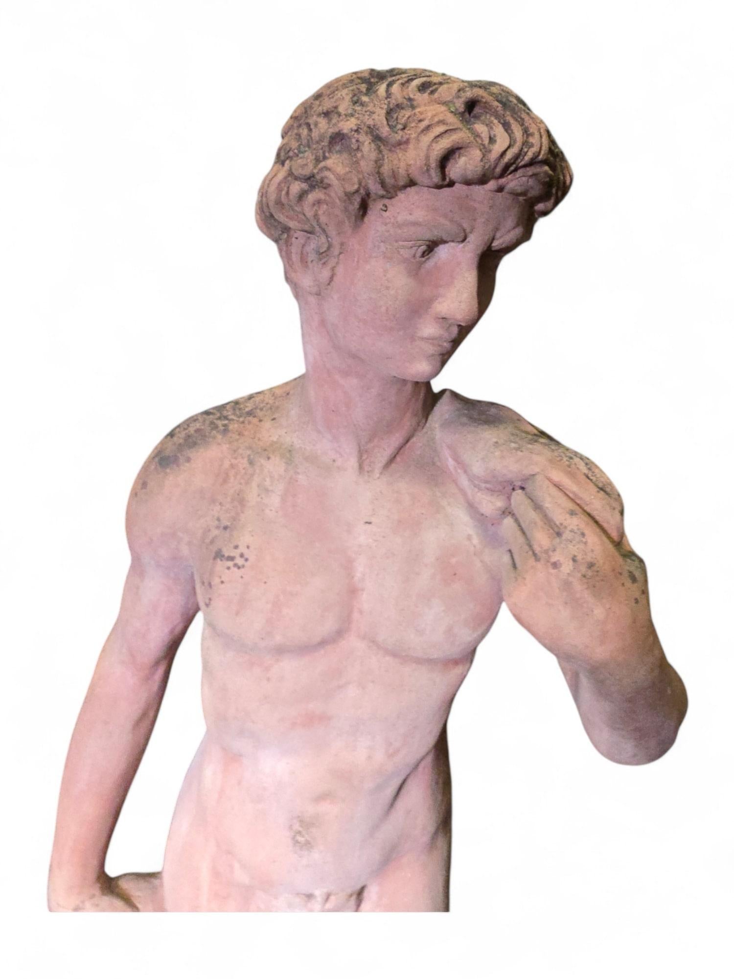 Milieu du XXe siècle Sculpture en terre cuite représentant le David de Michel-Ange - 125 cm de haut, années 1950 en vente