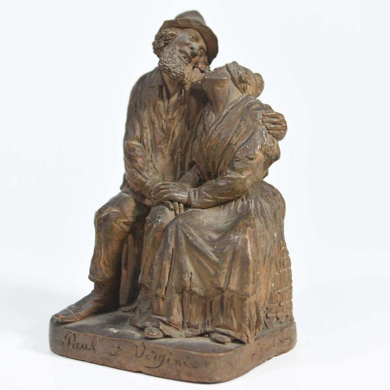Scultura originale in terracotta che rappresenta i personaggi del famoso romanzo Paul et Virginie di Jacques-Henri Bernardin de Saint Paul che descrive con forza i sentimenti d'amore e la nostalgia del paradiso perduto. L'autore, ispirato dal suo