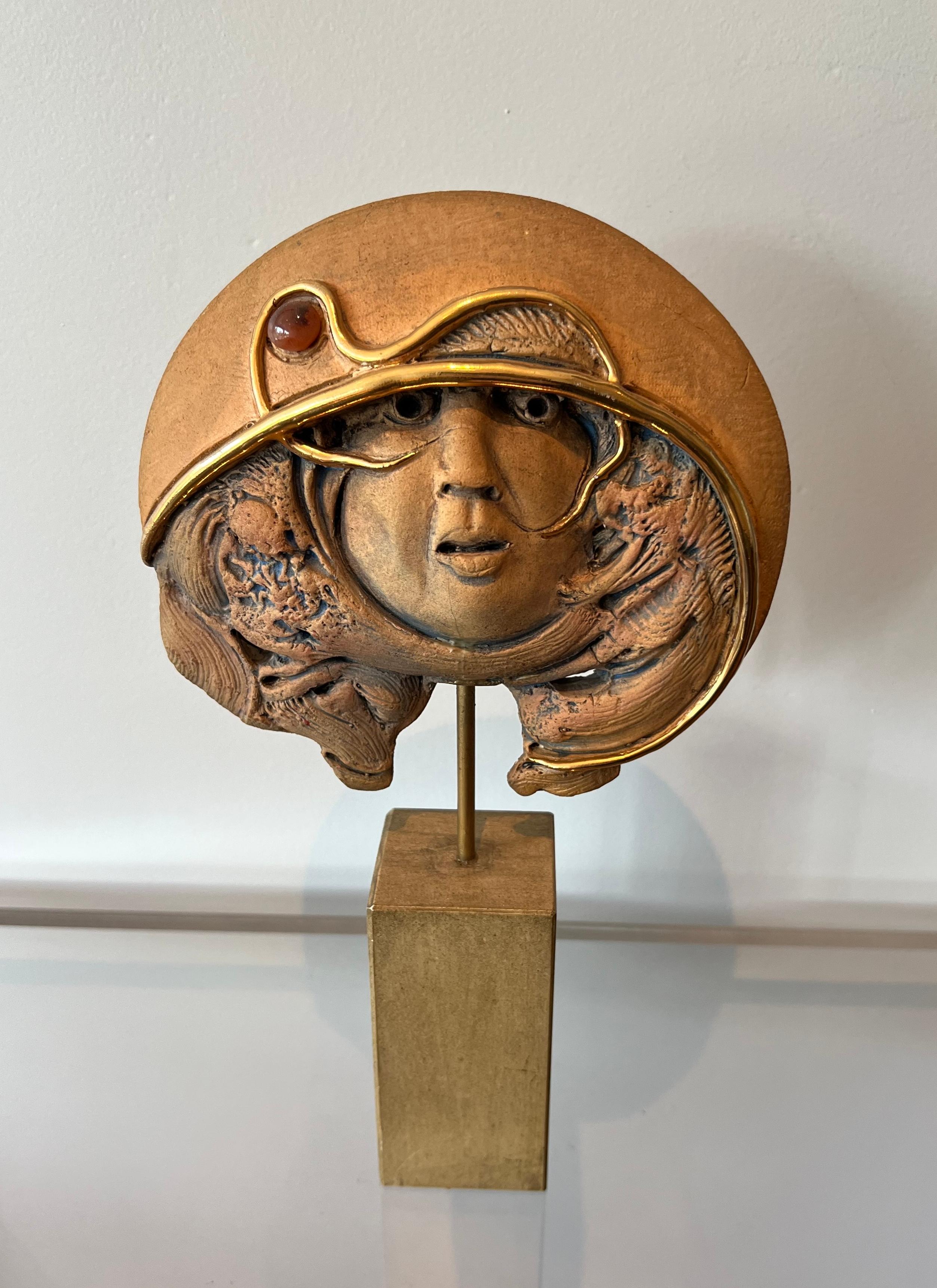 Questa scultura insolita e interessante è realizzata in terracotta. Si tratta di un'opera belga firmata in cavo JVC e recante l'etichetta Jean-Claude Vanhaecke. Circa 1970