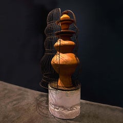 Scultura in terracotta con gabbia in ferro forgiata a mano di Manu Crotti