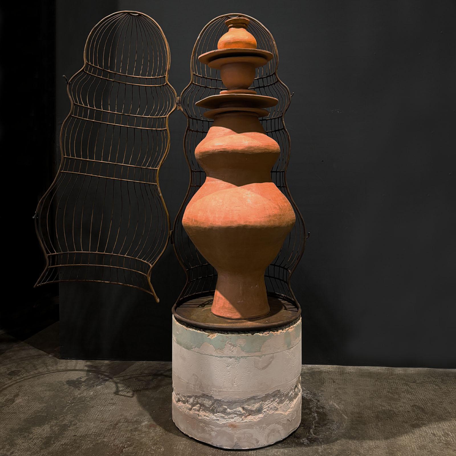 Terrakotta-Skulptur mit einem handgeschmiedeten Eisenkäfig von Manu Crotti (Arts and Crafts) im Angebot