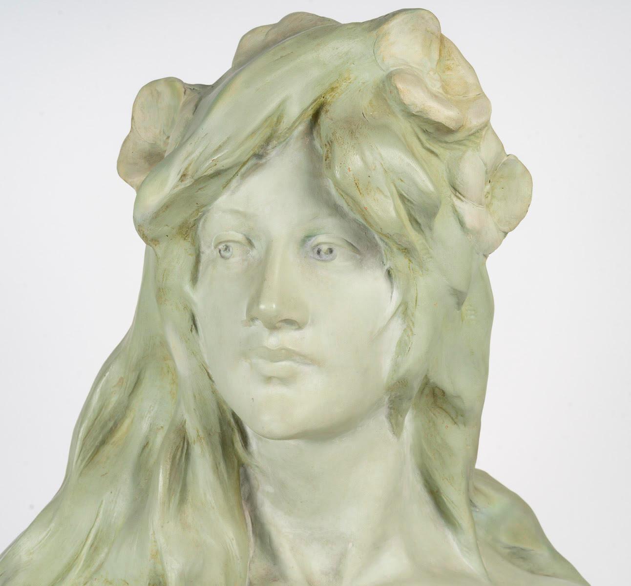 Sculture in terracotta, periodo Art Nouveau, 1900.

Scultura in terracotta di un volto di donna, periodo Art Nouveau, 1900, non firmata.
H: 59cm, L: 42cm, P: 28cm