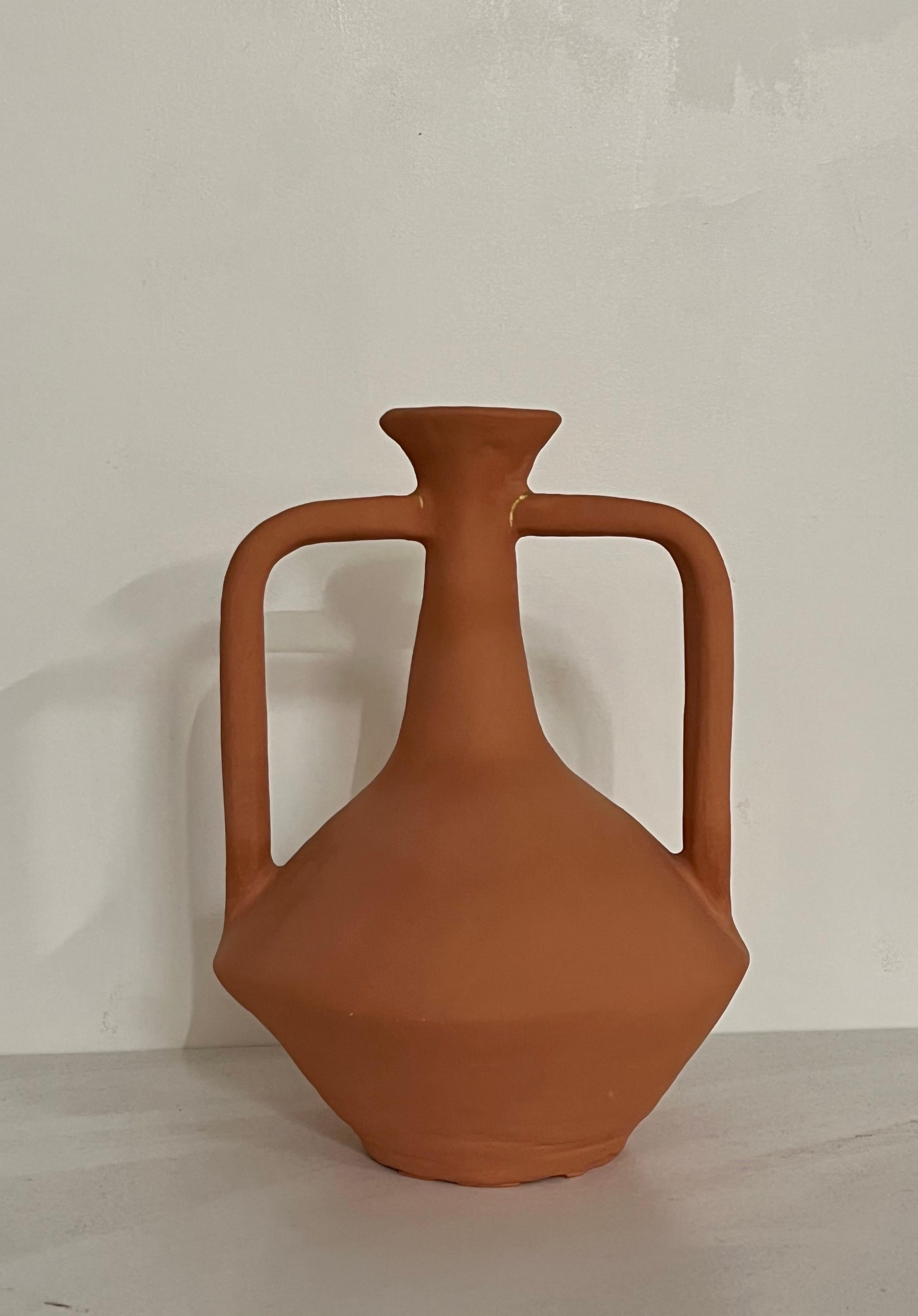Vaso a collo corto in terracotta di Solem Ceramics.
Dimensioni: Ø 20,5 x H. 30,5 cm.
Materiali: gres rosso, barbottina di terracotta.

Il lavoro di Solem si basa sui ricordi dell'architettura e della comunità del Southeast Asia, esplorando