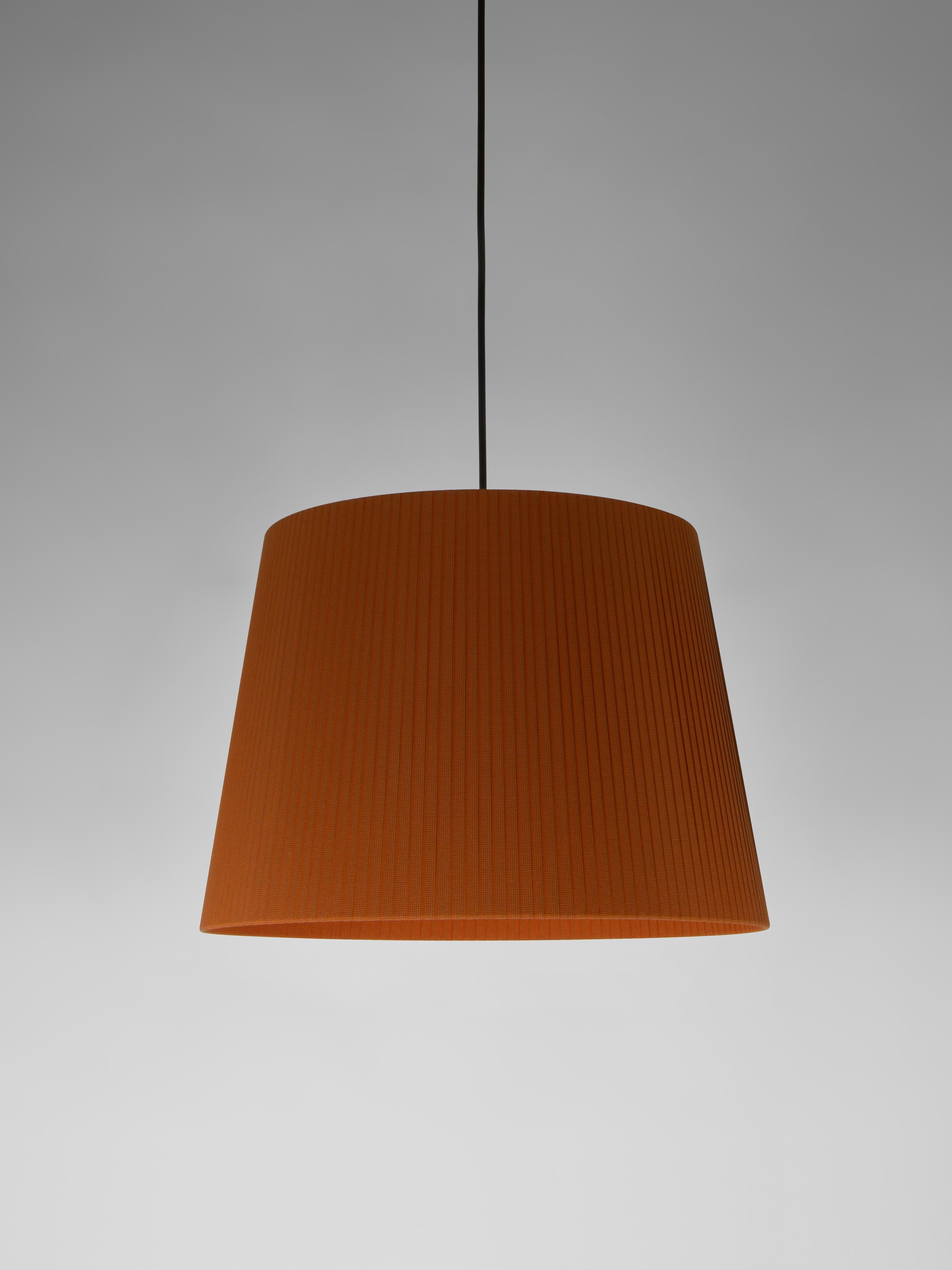 Terracotta Sísísí Cónicas GT1 pendant lamp by Santa & Cole
Dimensions: D 45 x H 32 cm
Materials: Metal, ribbon.
Available in other colors.
Also available in two lights version.

The conical shape group has multiple finishes and sizes. It