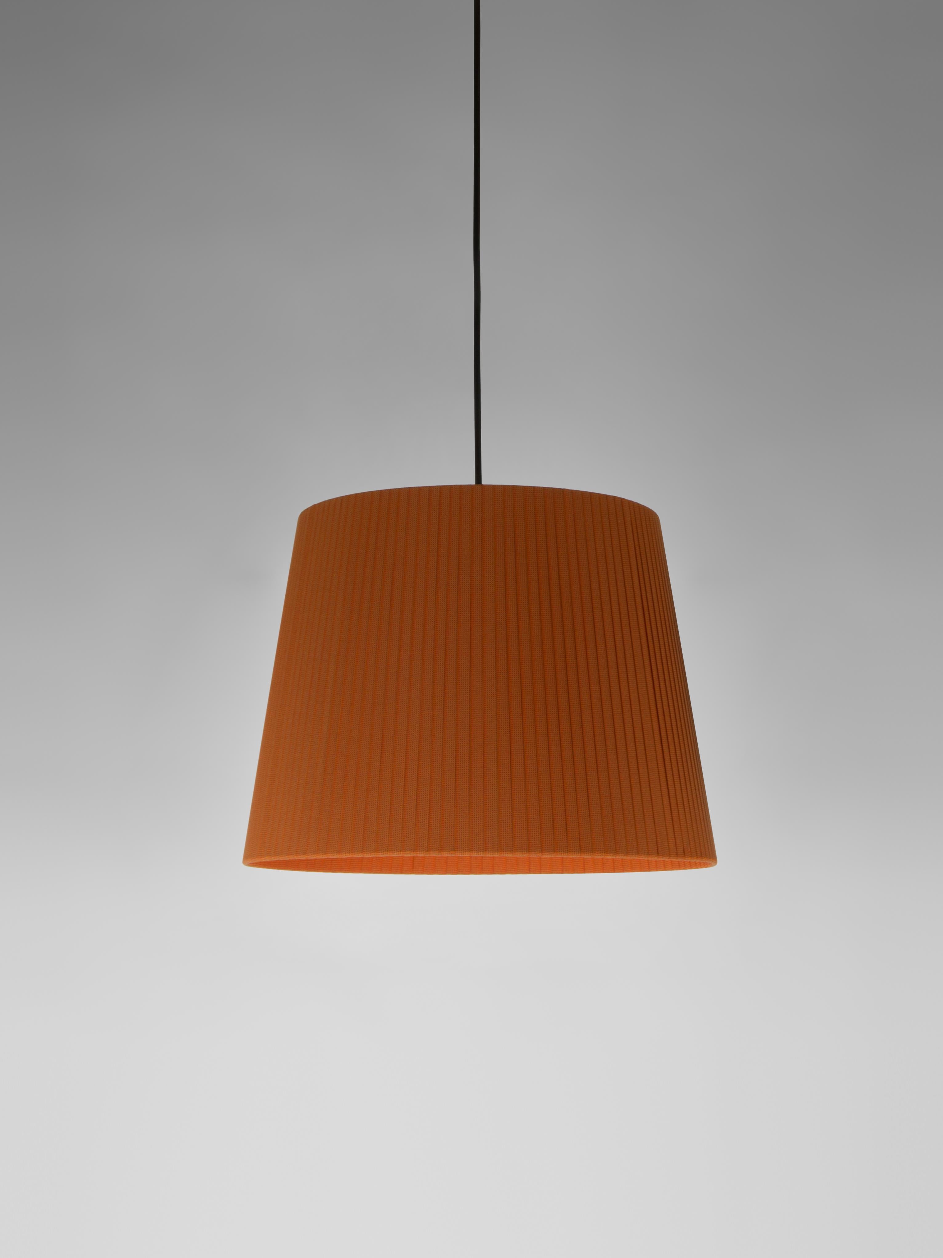 Terracotta sísísí cónicas GT3 pendant lamp by Santa & Cole
Dimensions: D 36 x H 27 cm
Materials: Metal, ribbon.
Available in other colors.

The conical shape group has multiple finishes and sizes. It consists of four sizes: PT1, MT1, GT1 and