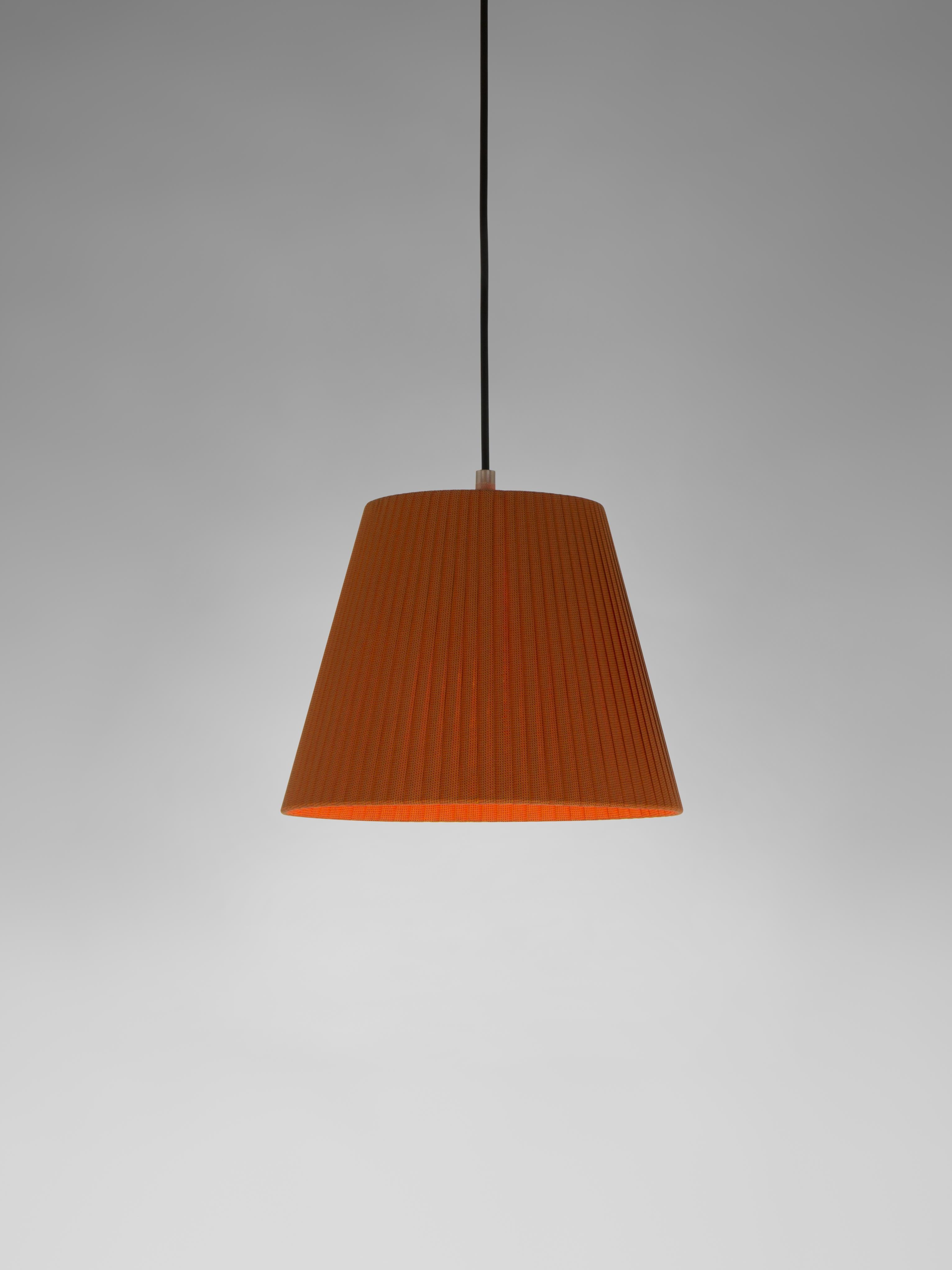 Terracotta Sísísí Cónicas MT1 pendant lamp by Santa & Cole
Dimensions: D 25 x H 20 cm.
Materials: Metal, ribbon.
Available in other colors.

The conical shape group has multiple finishes and sizes. It consists of four sizes: PT1, MT1, GT1 and