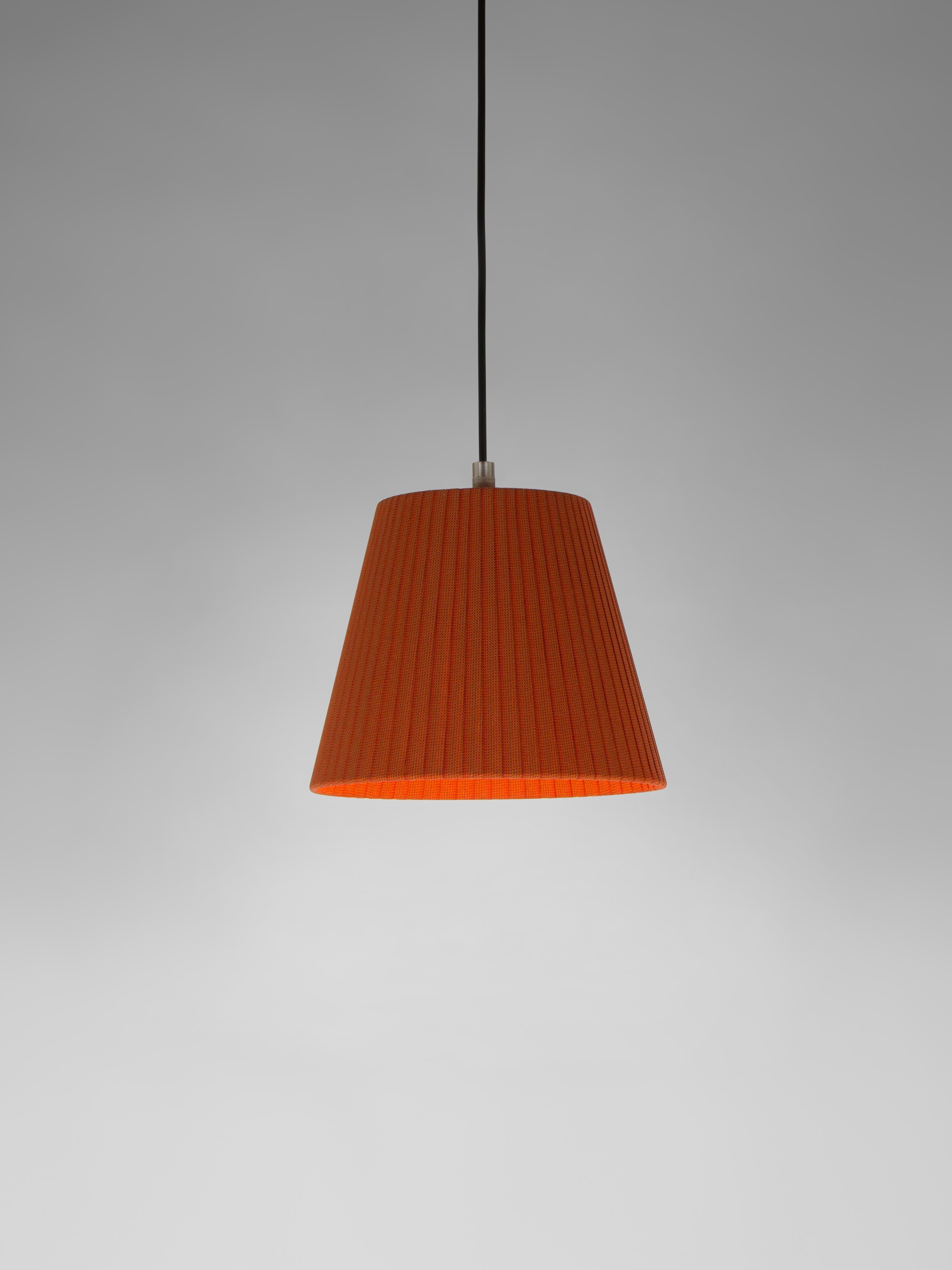 Terracotta Sísísí Cónicas PT1 pendant lamp by Santa & Cole
Dimensions: D 20 x H 16 cm
Materials: Metal, ribbon.
Available in other colors.

The conical shape group has multiple finishes and sizes. It consists of four sizes: PT1, MT1, GT1 and