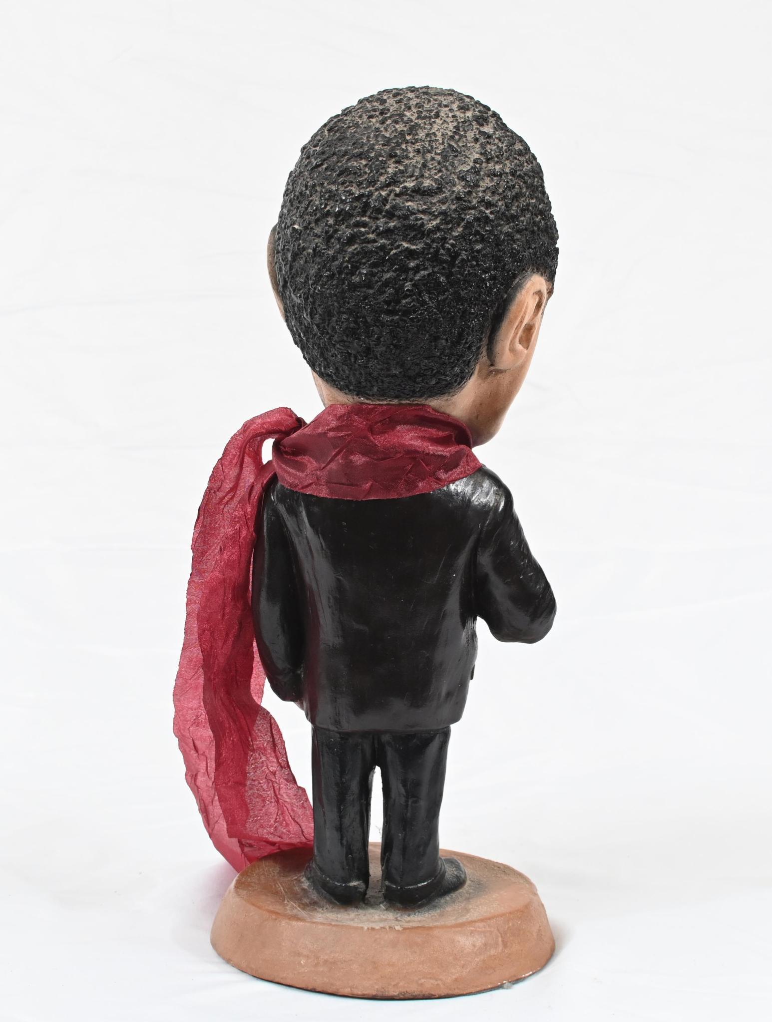 Louis Armstrong, musicien et chanteur de jazz mondialement connu.
Il s'agit d'une sculpture en terre cuite de bonne qualité en termes de peinture et d'expression faciale du grand artiste.
Circa 1940
Louis Armstrong était également connu sous le nom