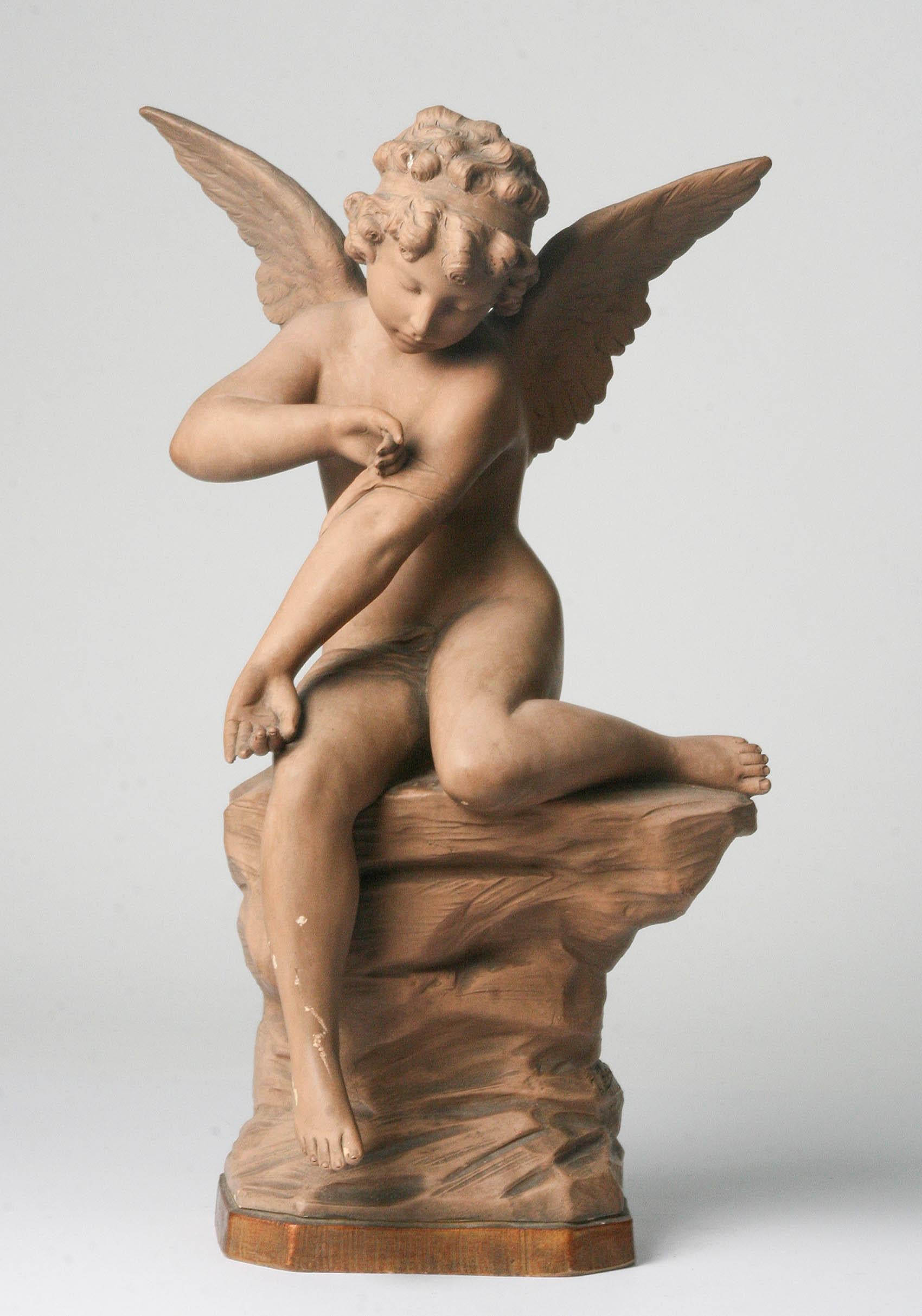 Beautiful terracotta statue of a seated angel.
The angel has a nice subdued expression on her face.
The image is signed at the rear by R. Aurili.
Richard Aurili was an Italian sculptor who worked from France. Aurili worked in Belgium until 1890.