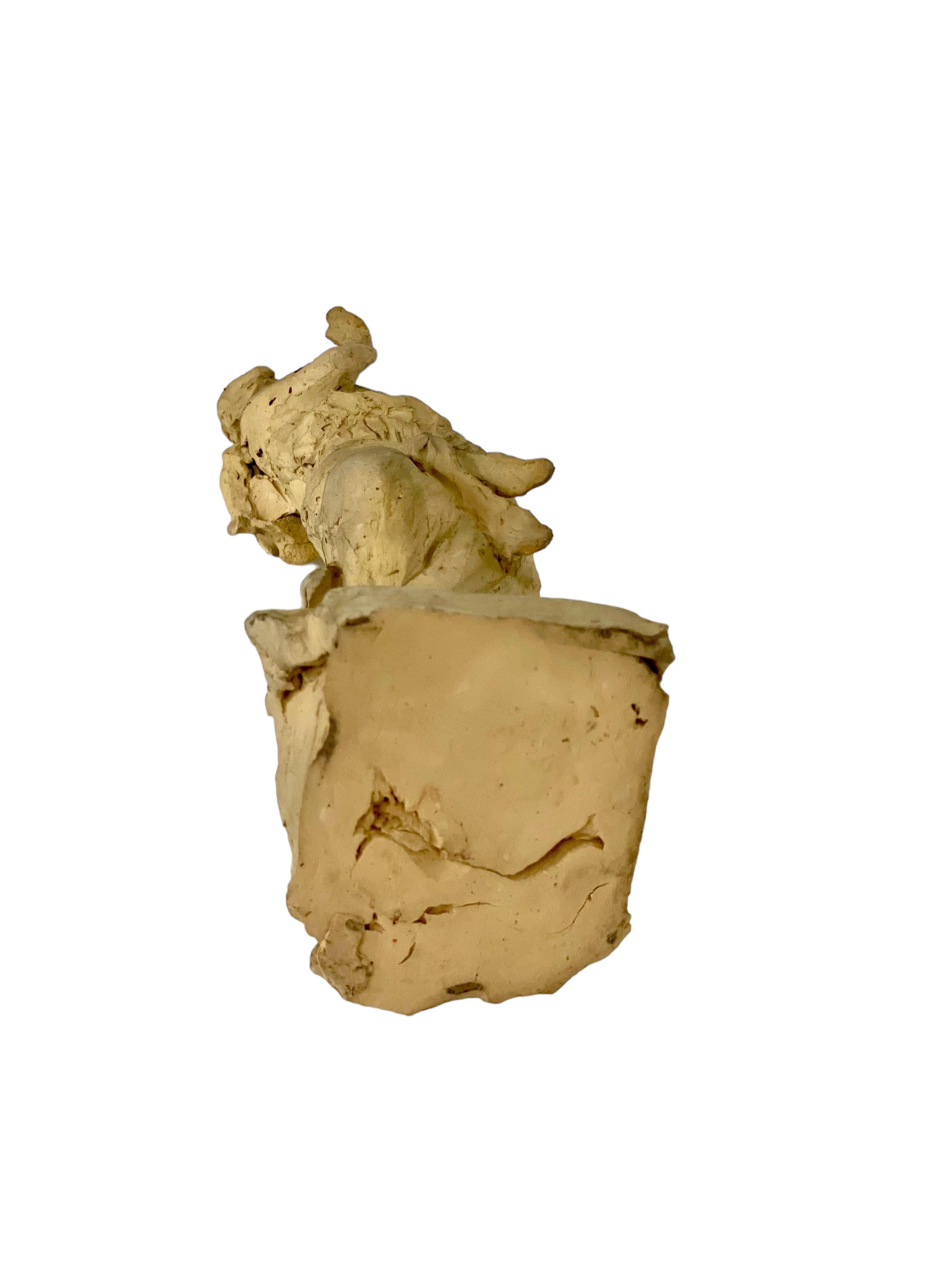 Statuetta in terracotta di una dea e di un cherubino alato in vendita 6