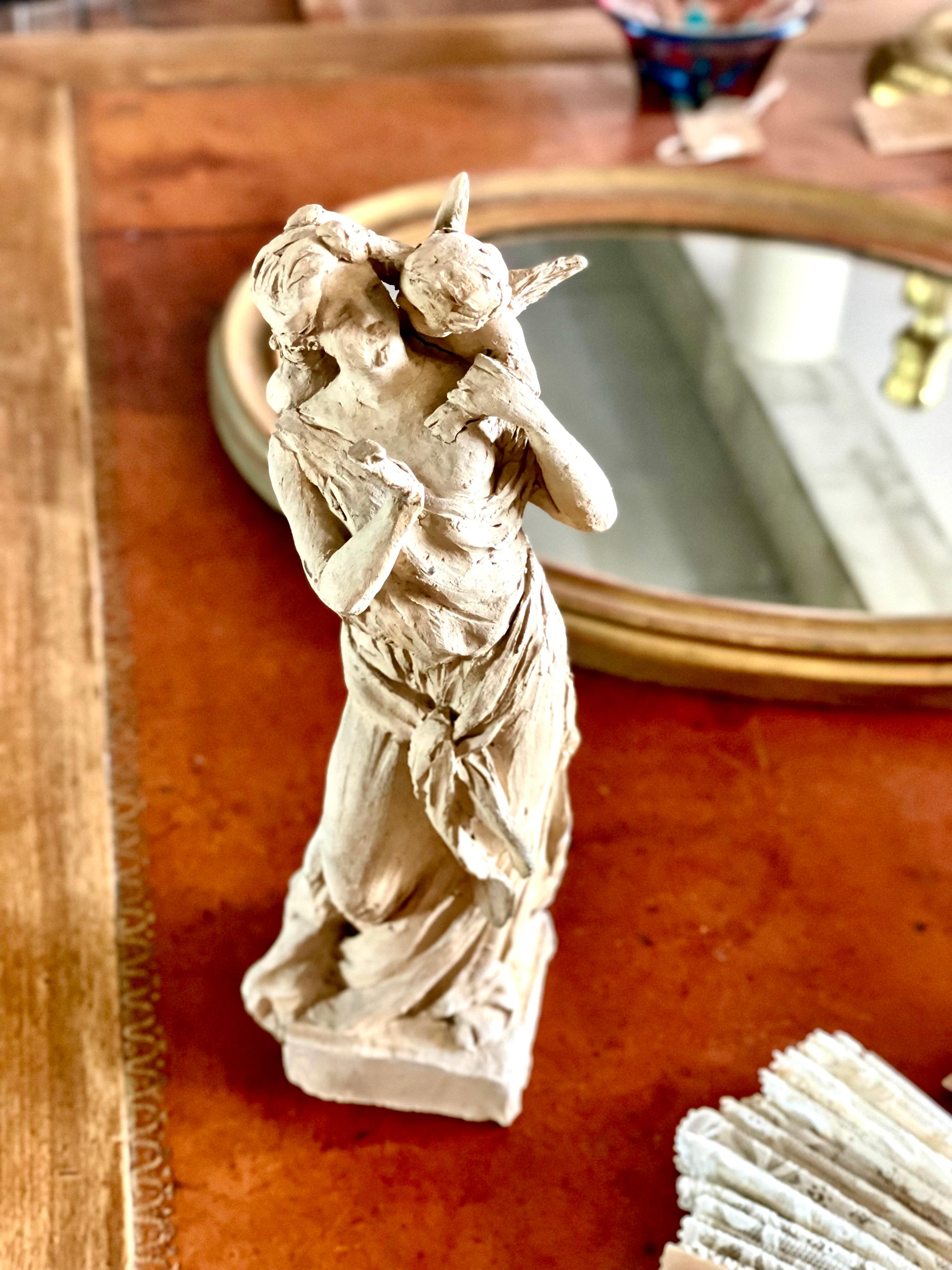 Statuetta in terracotta di una dea e di un cherubino alato in vendita 7