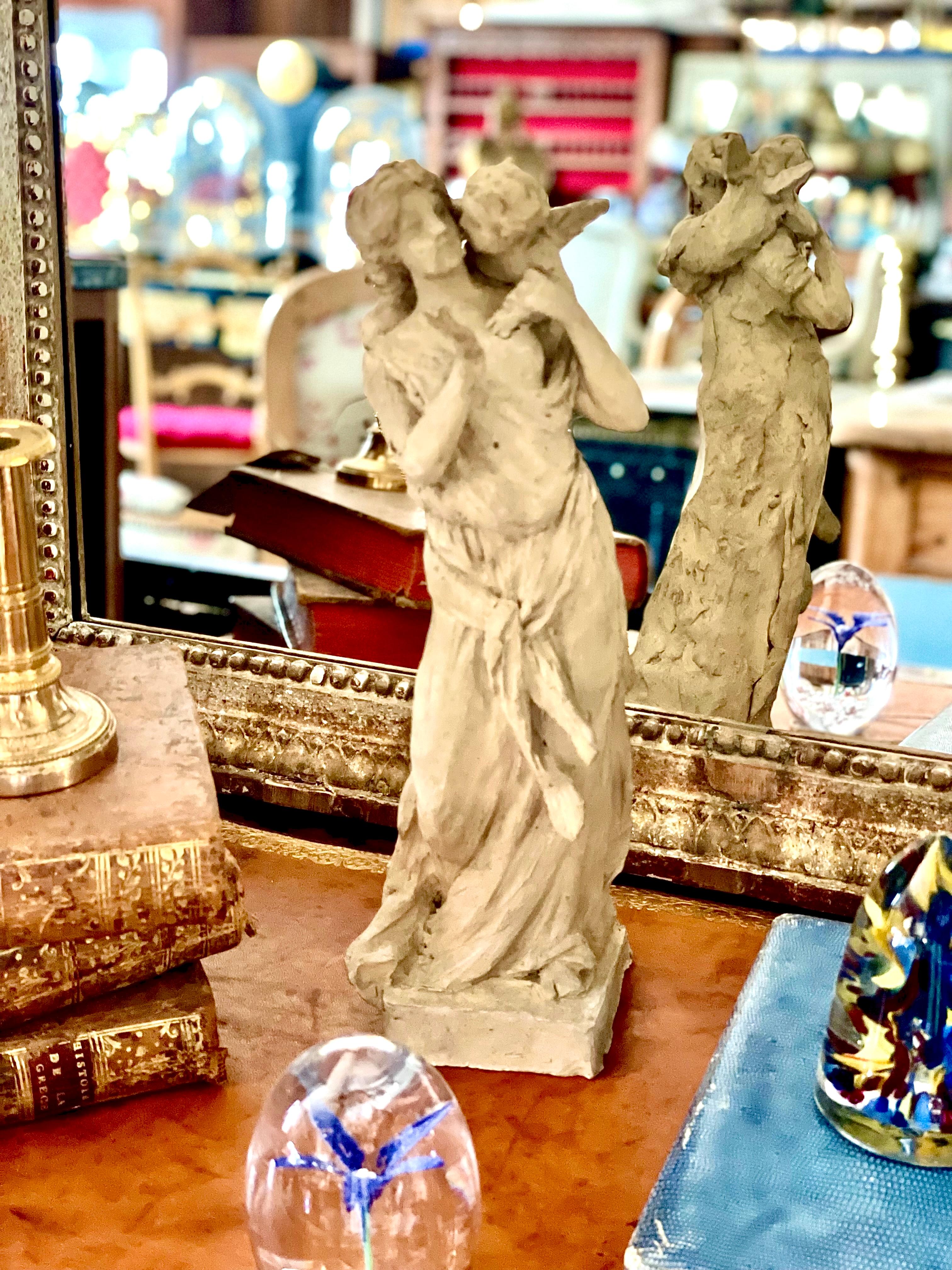 Statuetta in terracotta di una dea e di un cherubino alato in vendita 8