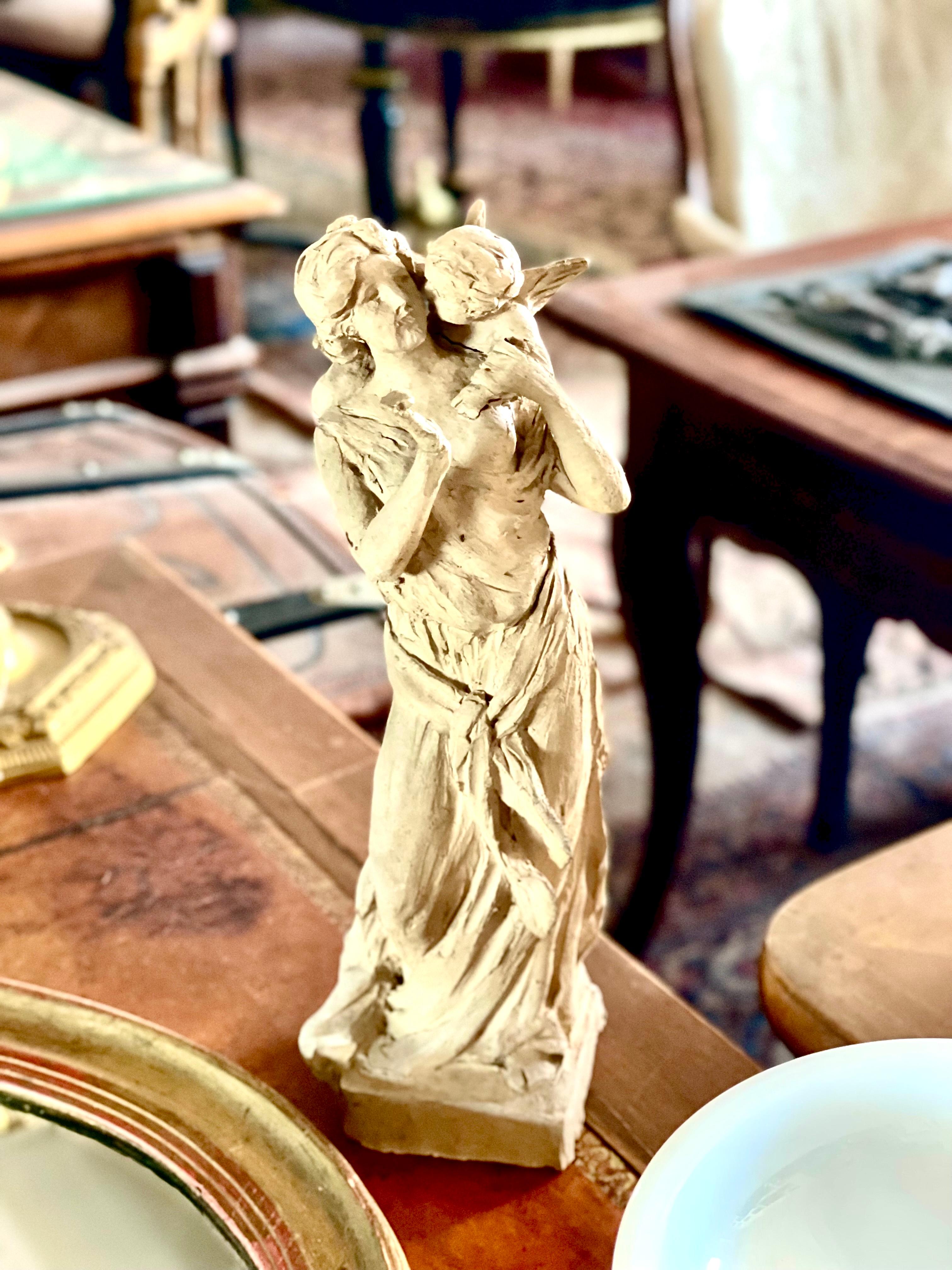 Statuetta in terracotta di una dea e di un cherubino alato in vendita 9