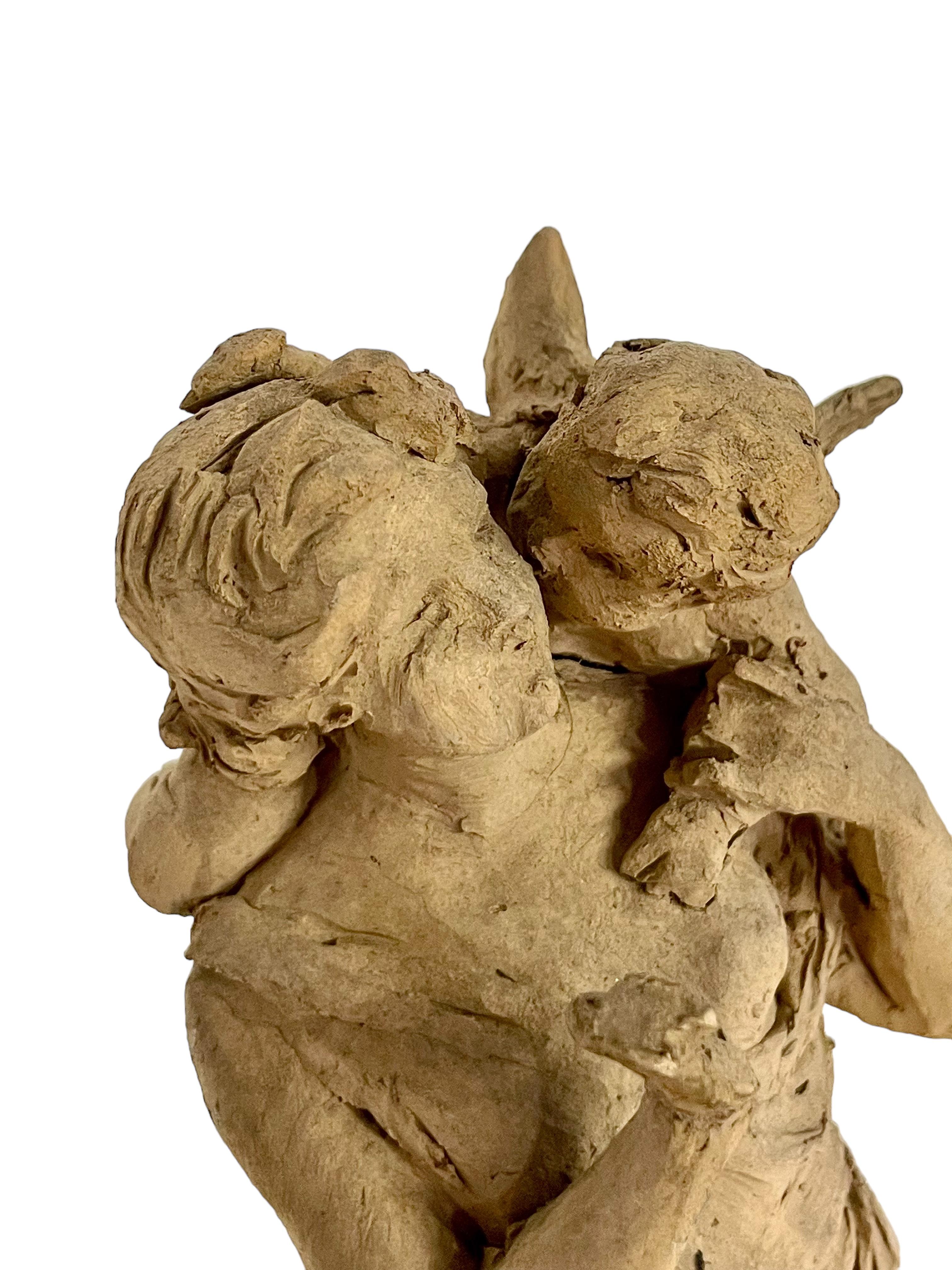 Francese Statuetta in terracotta di una dea e di un cherubino alato in vendita