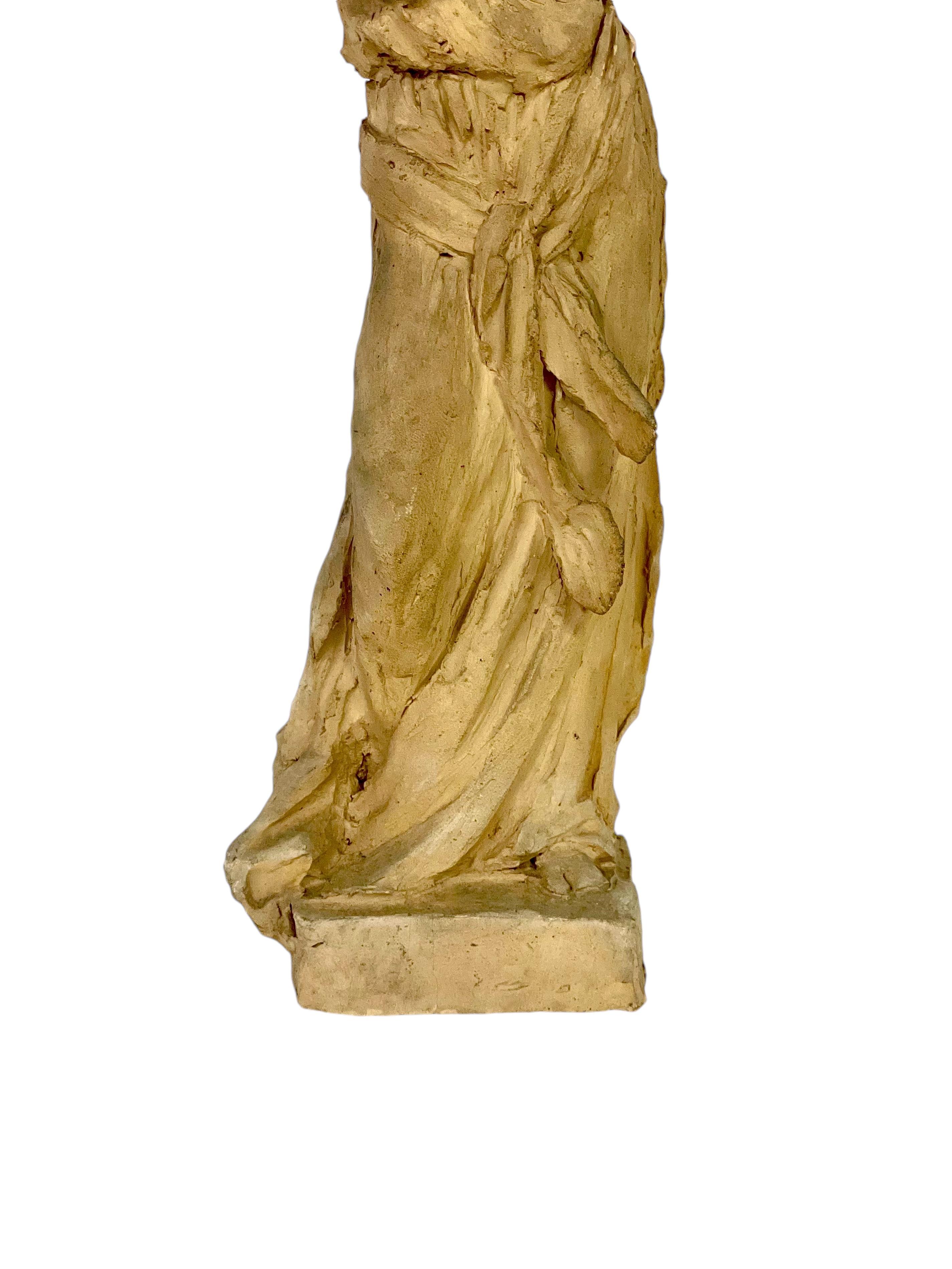 Statuetta in terracotta di una dea e di un cherubino alato In condizioni buone in vendita a LA CIOTAT, FR